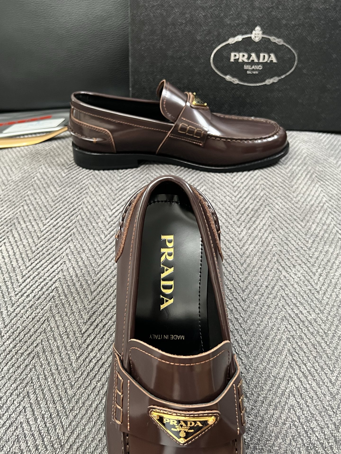 PRADA  高品质  顶级工艺品 普拉达 皮鞋专柜同步 原厂配置，意大利进口原版牛皮面料，透气舒适进口水染牛里垫，鞋底