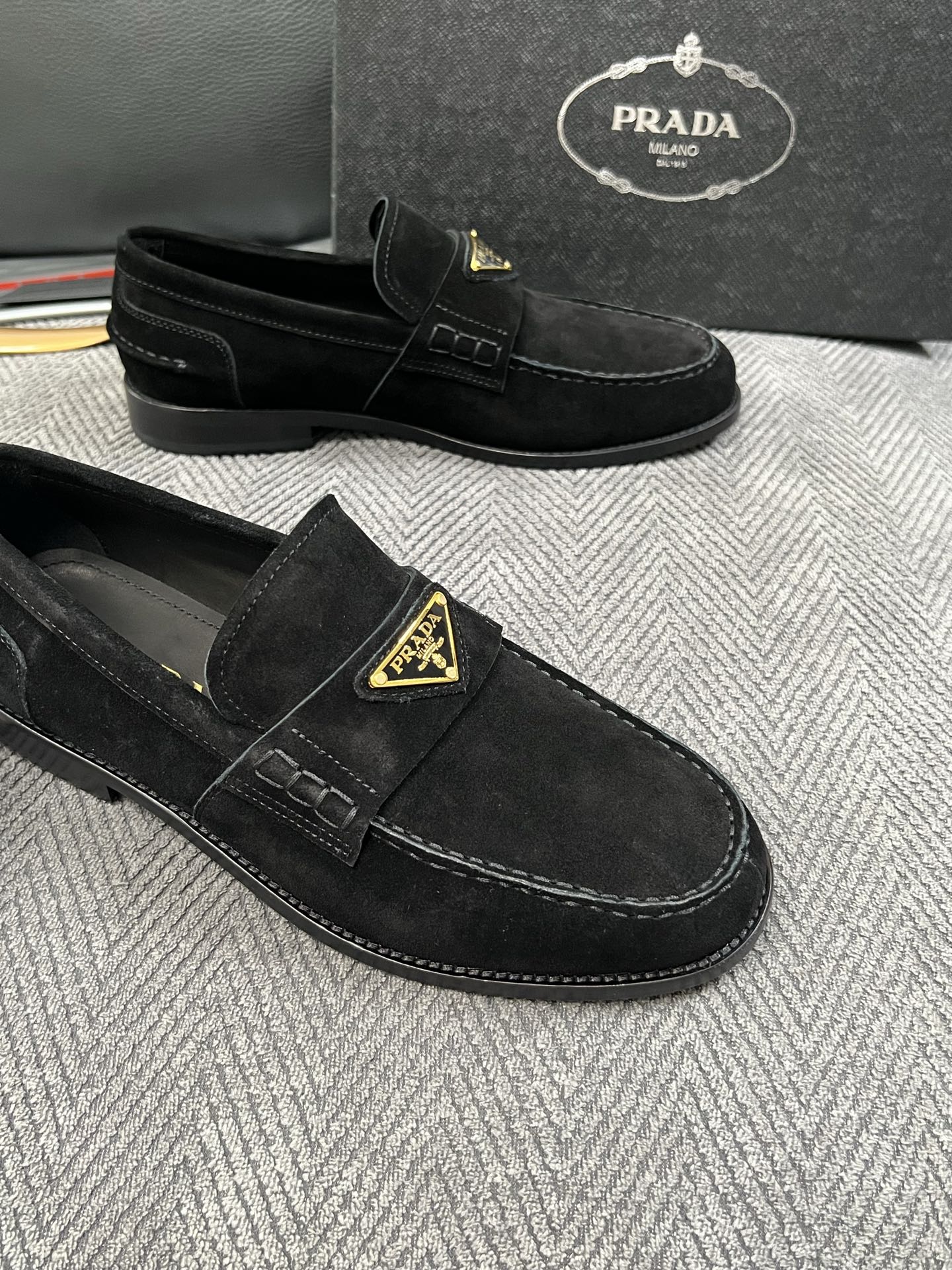 PRADA  高品质  顶级工艺品 普拉达 皮鞋专柜同步 原厂配置，意大利进口原版牛皮面料，透气舒适进口水染牛里垫，鞋底
