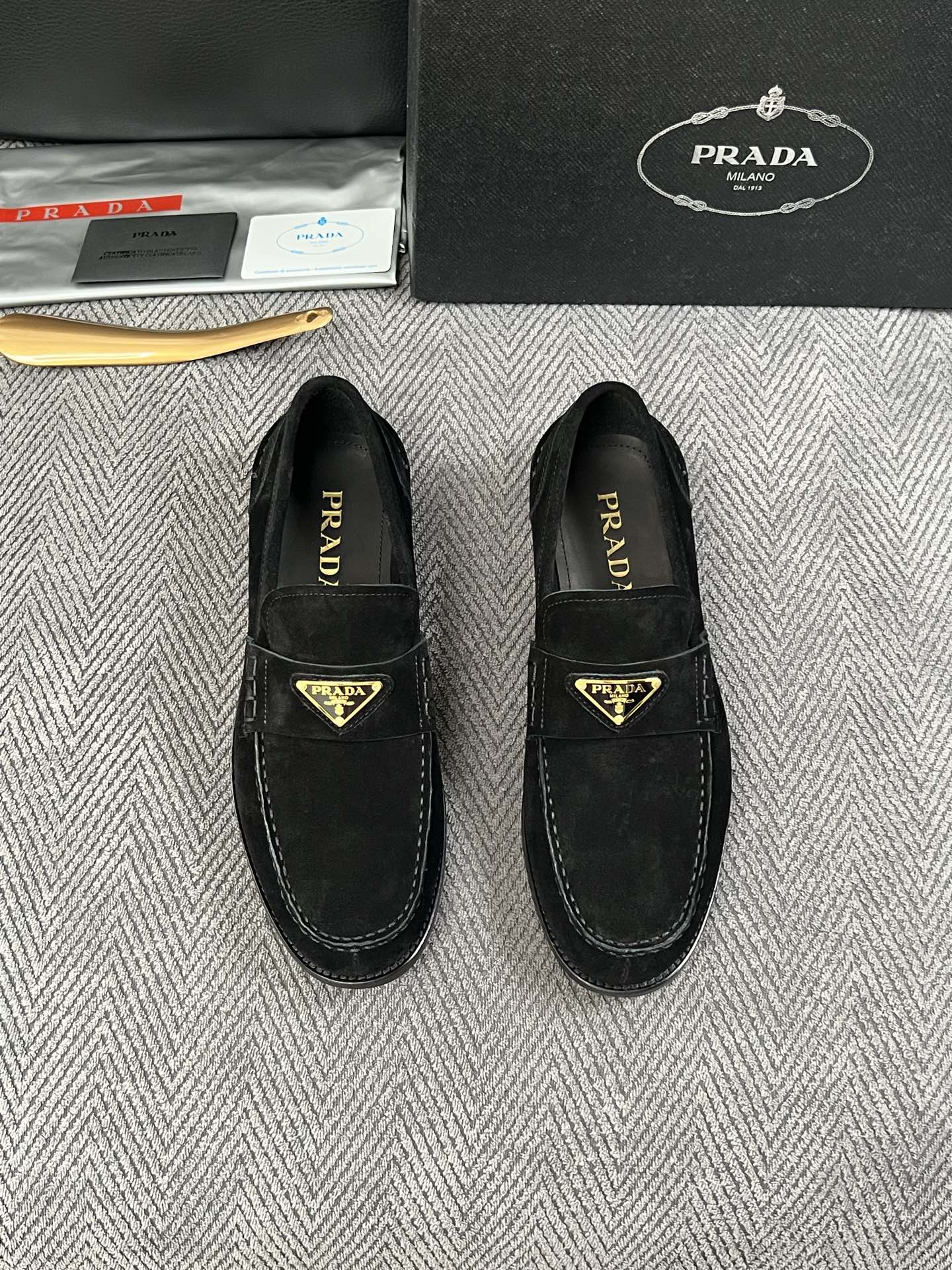 PRADA  高品质  顶级工艺品 普拉达 皮鞋专柜同步 原厂配置，意大利进口原版牛皮面料，透气舒适进口水染牛里垫，鞋底