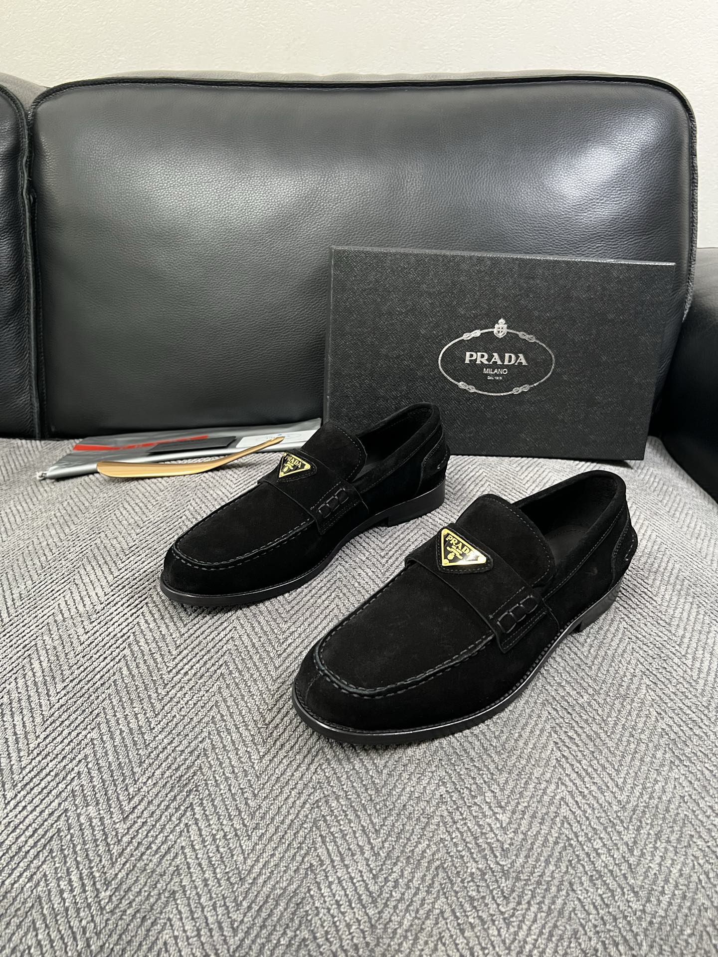 PRADA  高品质  顶级工艺品 普拉达 皮鞋专柜同步 原厂配置，意大利进口原版牛皮面料，透气舒适进口水染牛里垫，鞋底