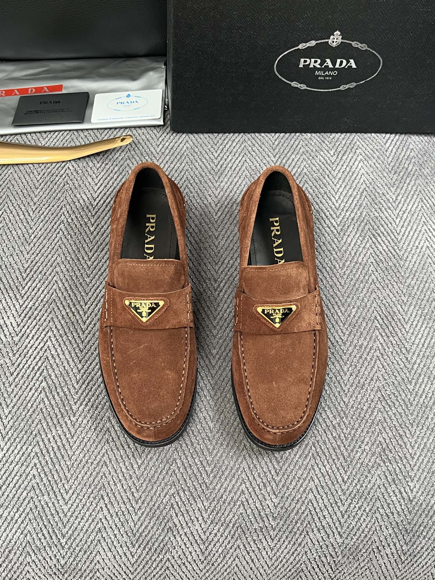 PRADA  高品质  顶级工艺品 普拉达 皮鞋专柜同步 原厂配置，意大利进口原版牛皮面料，透气舒适进口水染牛里垫，鞋底
