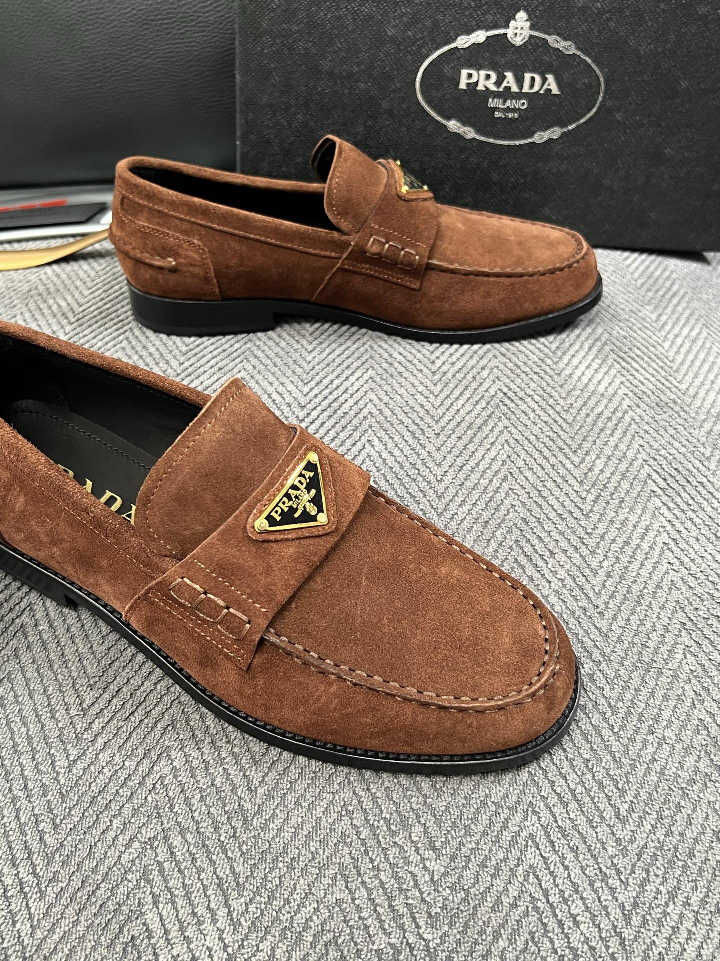PRADA  高品质  顶级工艺品 普拉达 皮鞋专柜同步 原厂配置，意大利进口原版牛皮面料，透气舒适进口水染牛里垫，鞋底