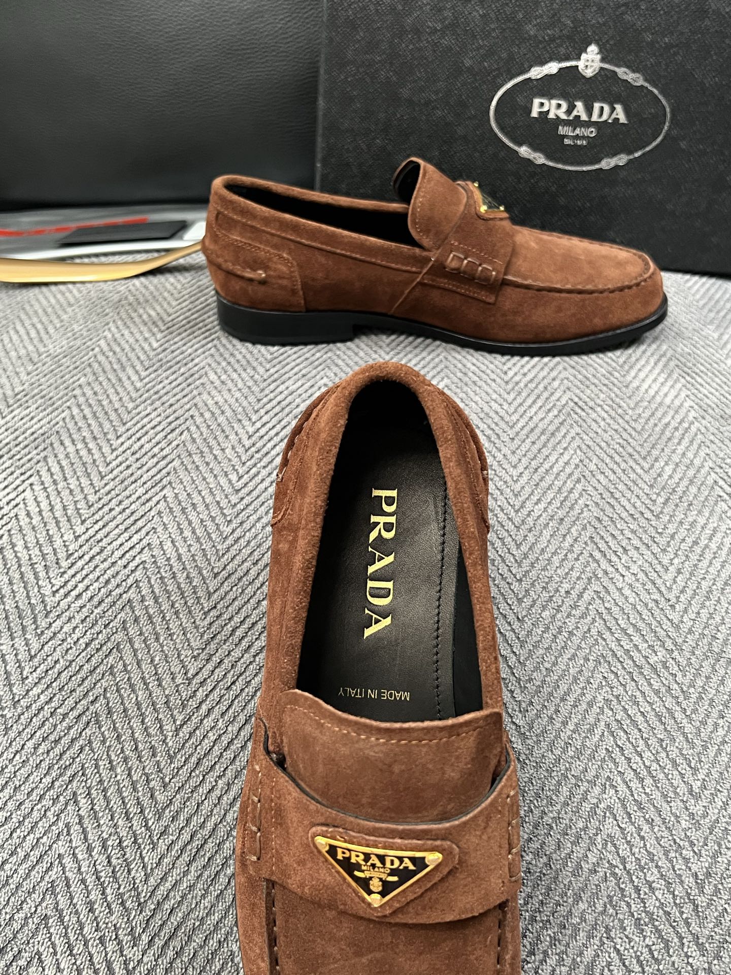 PRADA  高品质  顶级工艺品 普拉达 皮鞋专柜同步 原厂配置，意大利进口原版牛皮面料，透气舒适进口水染牛里垫，鞋底