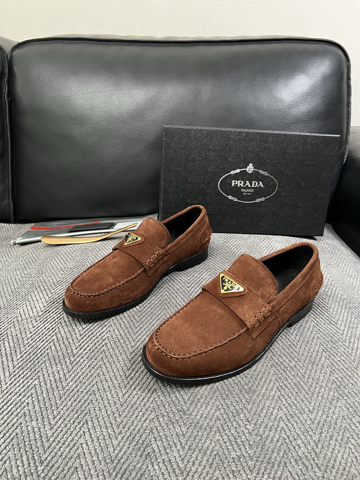 PRADA  高品质  顶级工艺品 普拉达 皮鞋专柜同步 原厂配置，意大利进口原版牛皮面料，透气舒适进口水染牛里垫，鞋底