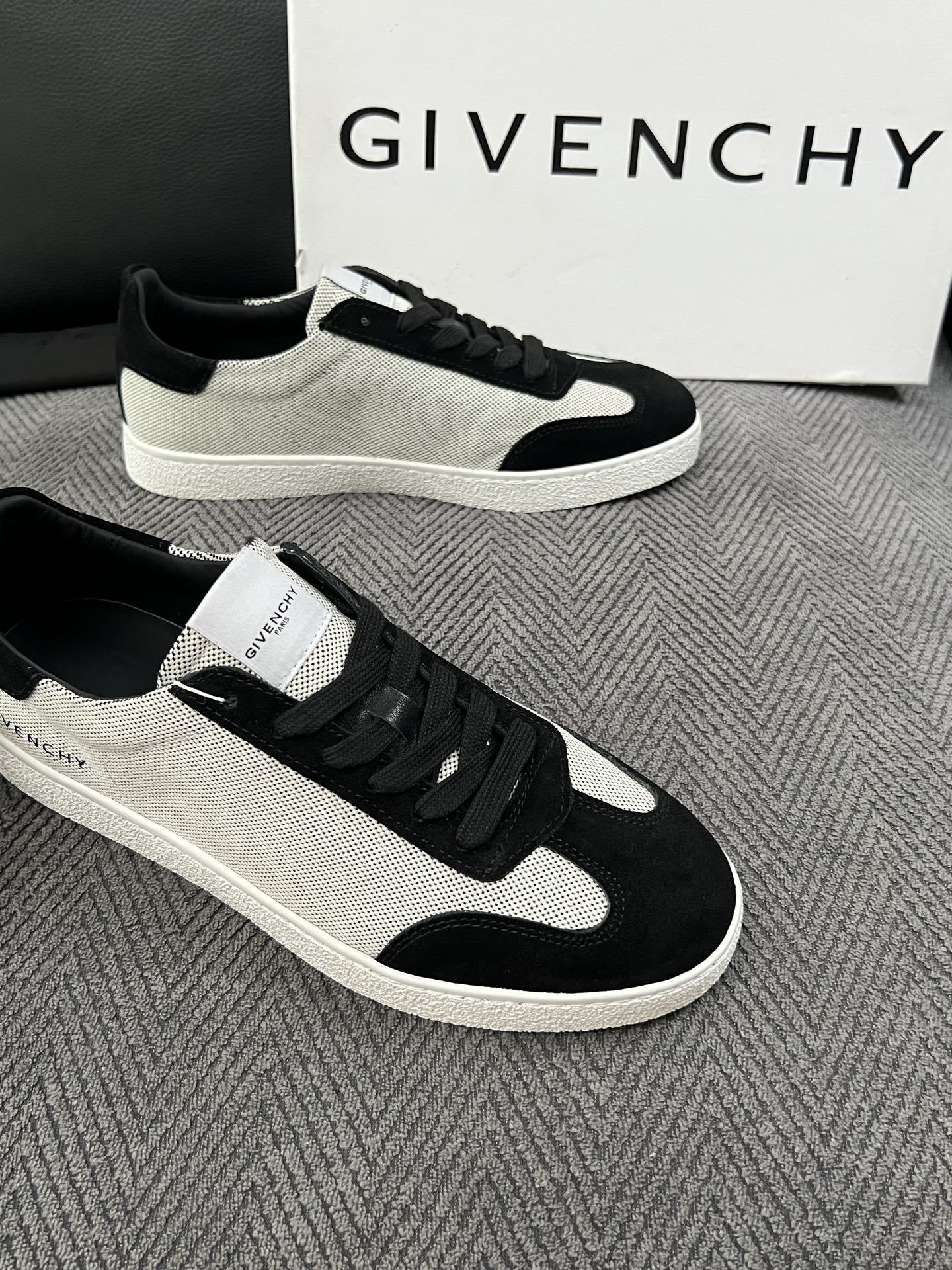 Givenchy 高品质  顶级工艺品  纪梵希  专柜同步原厂配置，意大利进口牛皮搭配面料，全鞋配件私模打造，柔软舒适