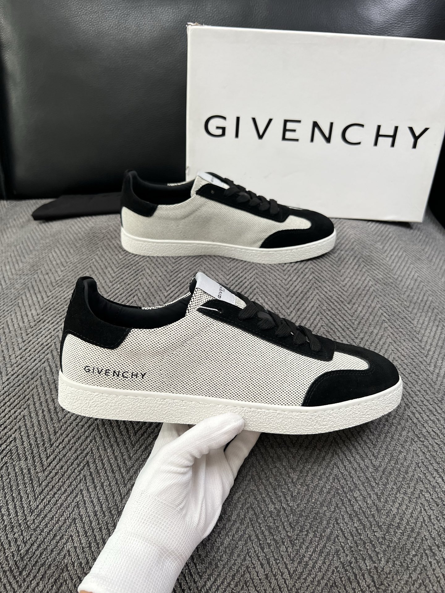 Givenchy 高品质  顶级工艺品  纪梵希  专柜同步原厂配置，意大利进口牛皮搭配面料，全鞋配件私模打造，柔软舒适