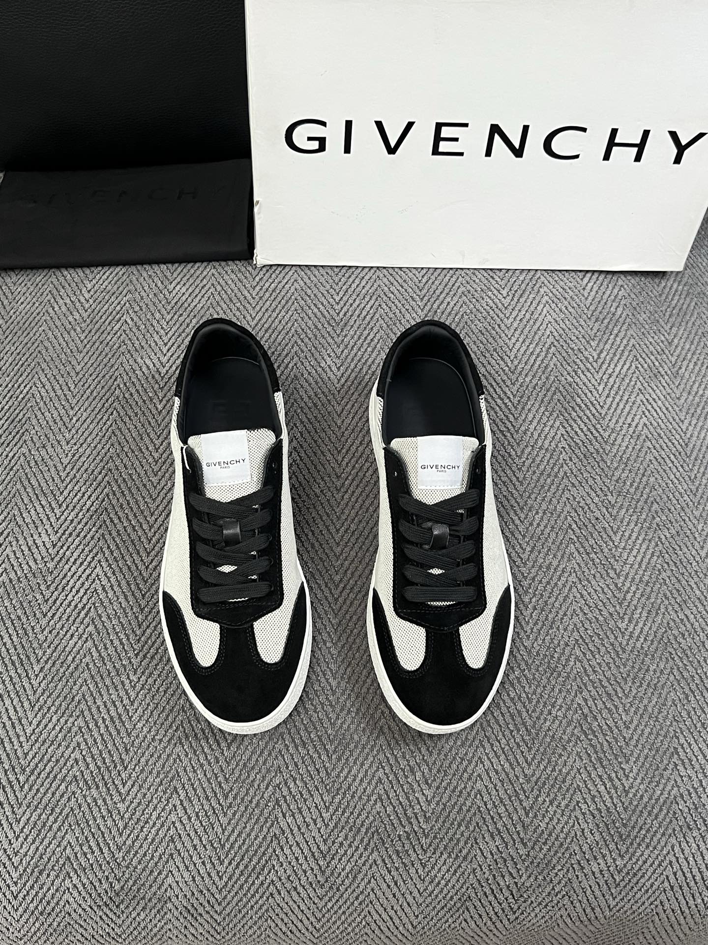 Givenchy 高品质  顶级工艺品  纪梵希  专柜同步原厂配置，意大利进口牛皮搭配面料，全鞋配件私模打造，柔软舒适