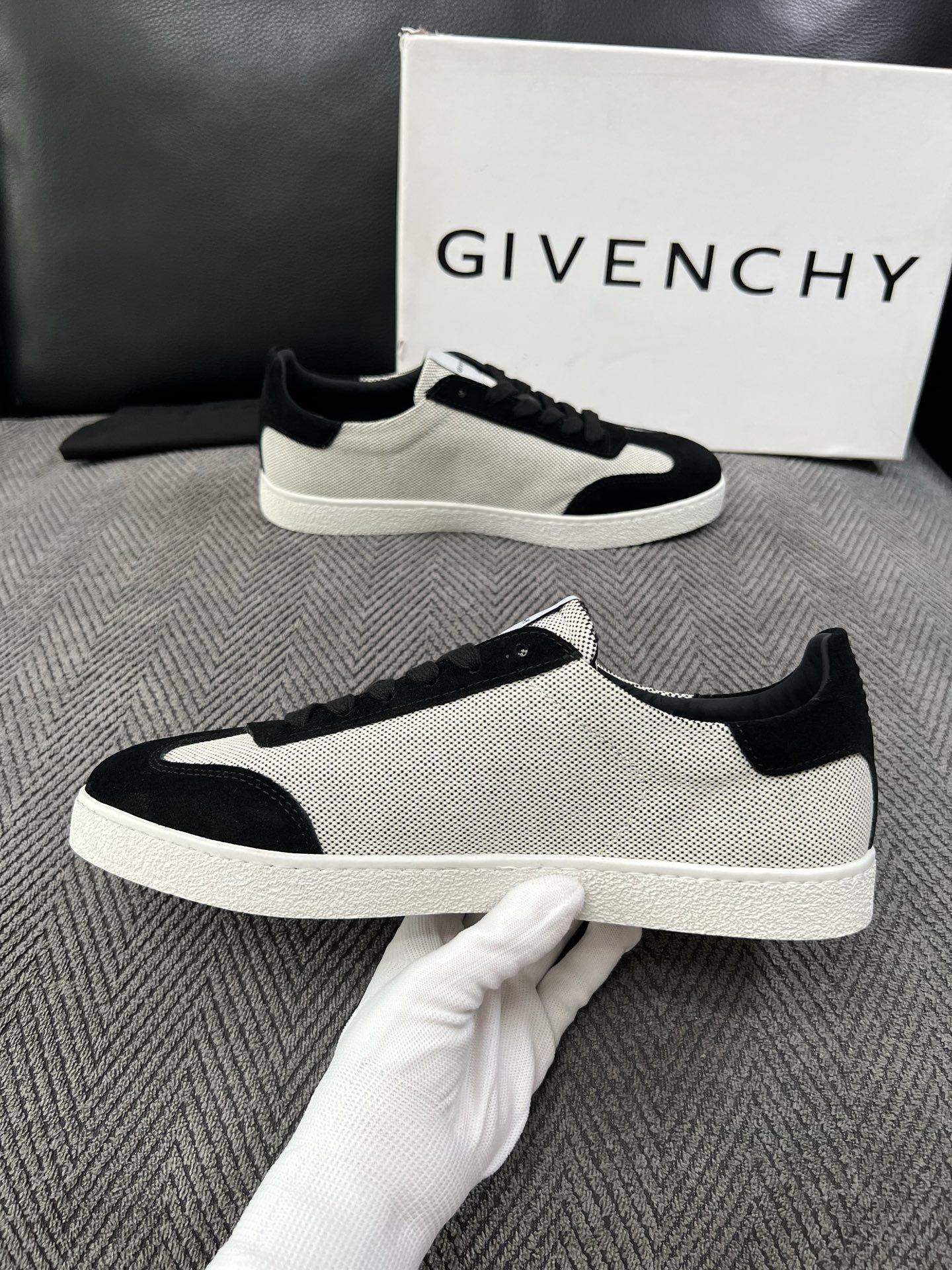 Givenchy 高品质  顶级工艺品  纪梵希  专柜同步原厂配置，意大利进口牛皮搭配面料，全鞋配件私模打造，柔软舒适
