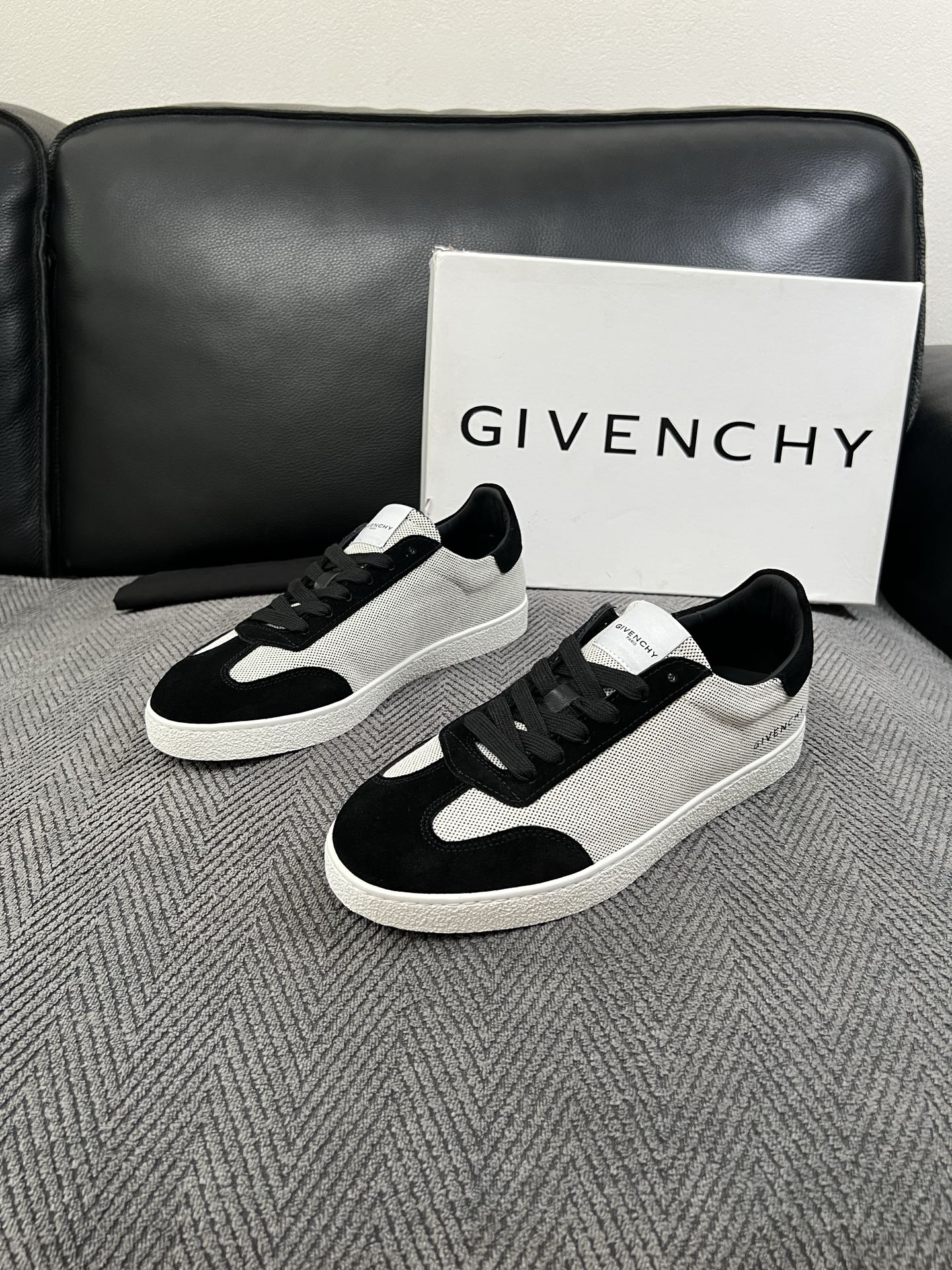 Givenchy 高品质  顶级工艺品  纪梵希  专柜同步原厂配置，意大利进口牛皮搭配面料，全鞋配件私模打造，柔软舒适