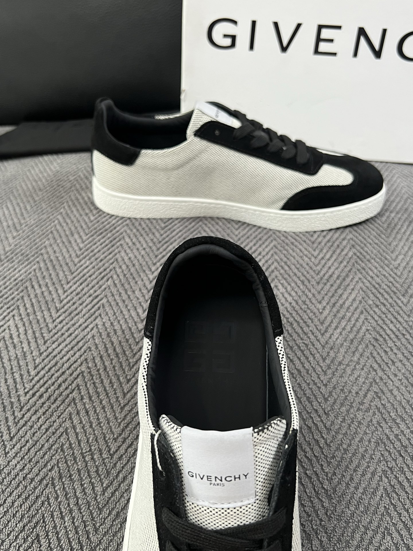 Givenchy 高品质  顶级工艺品  纪梵希  专柜同步原厂配置，意大利进口牛皮搭配面料，全鞋配件私模打造，柔软舒适
