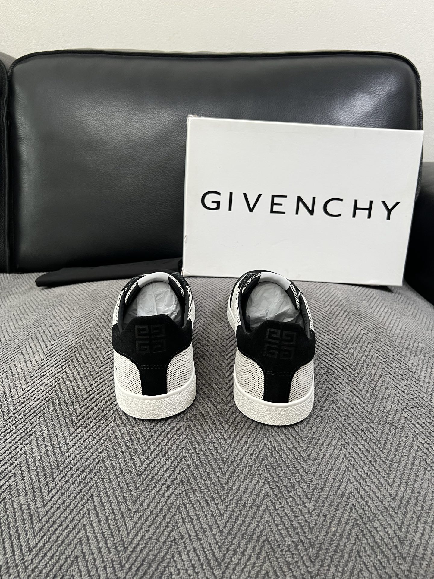 Givenchy 高品质  顶级工艺品  纪梵希  专柜同步原厂配置，意大利进口牛皮搭配面料，全鞋配件私模打造，柔软舒适