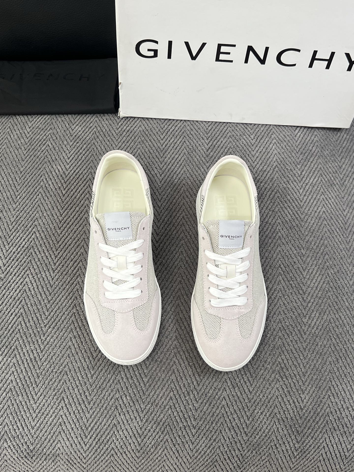 Givenchy 高品质  顶级工艺品  纪梵希  专柜同步原厂配置，意大利进口牛皮搭配面料，全鞋配件私模打造，柔软舒适