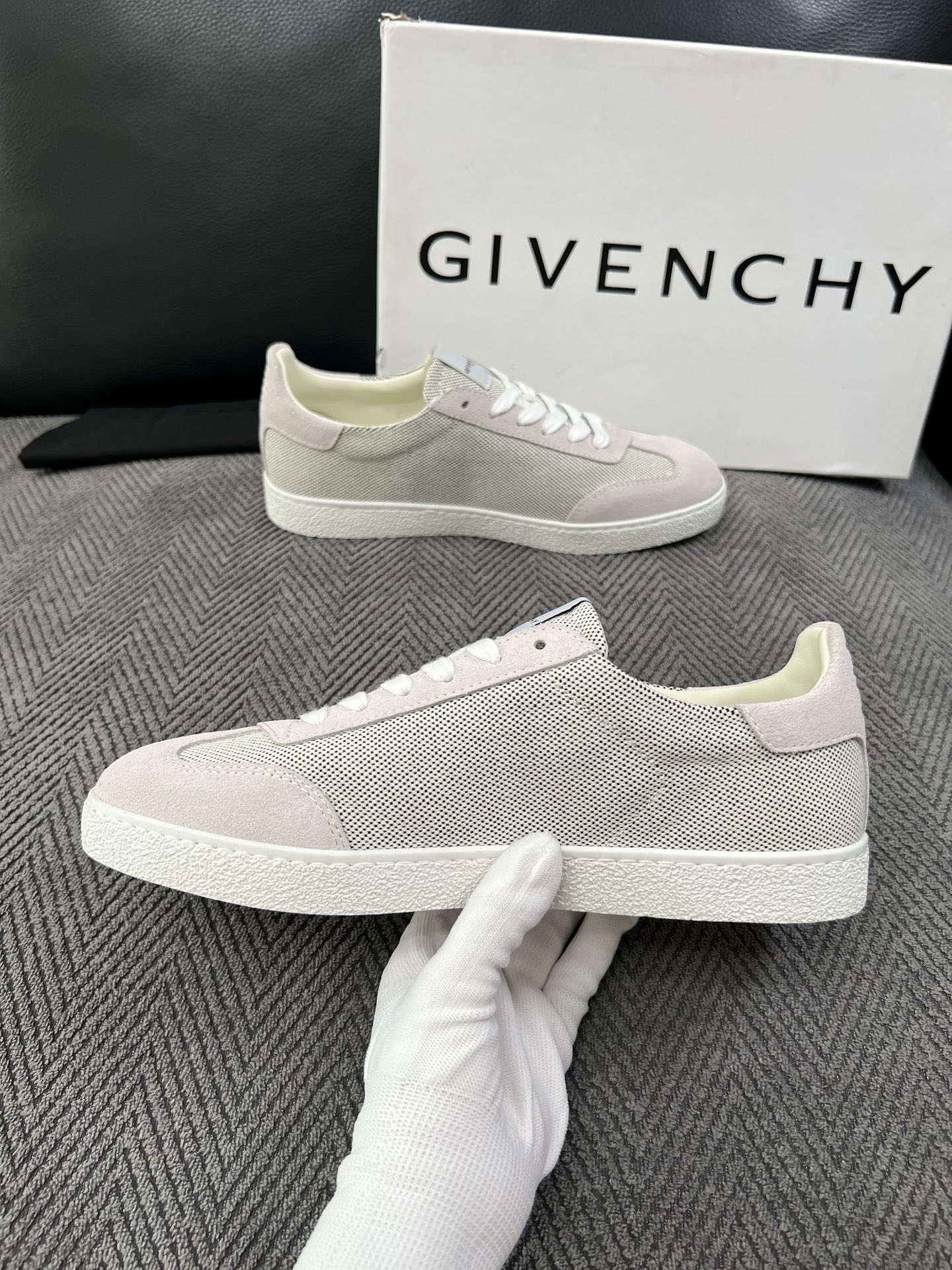 Givenchy 高品质  顶级工艺品  纪梵希  专柜同步原厂配置，意大利进口牛皮搭配面料，全鞋配件私模打造，柔软舒适