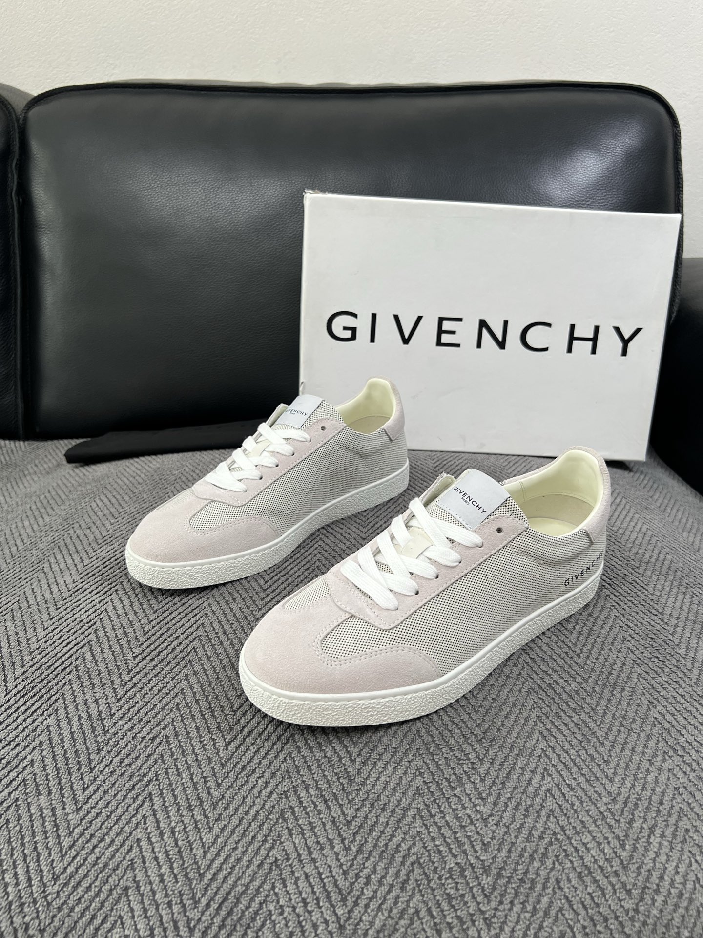 Givenchy 高品质  顶级工艺品  纪梵希  专柜同步原厂配置，意大利进口牛皮搭配面料，全鞋配件私模打造，柔软舒适