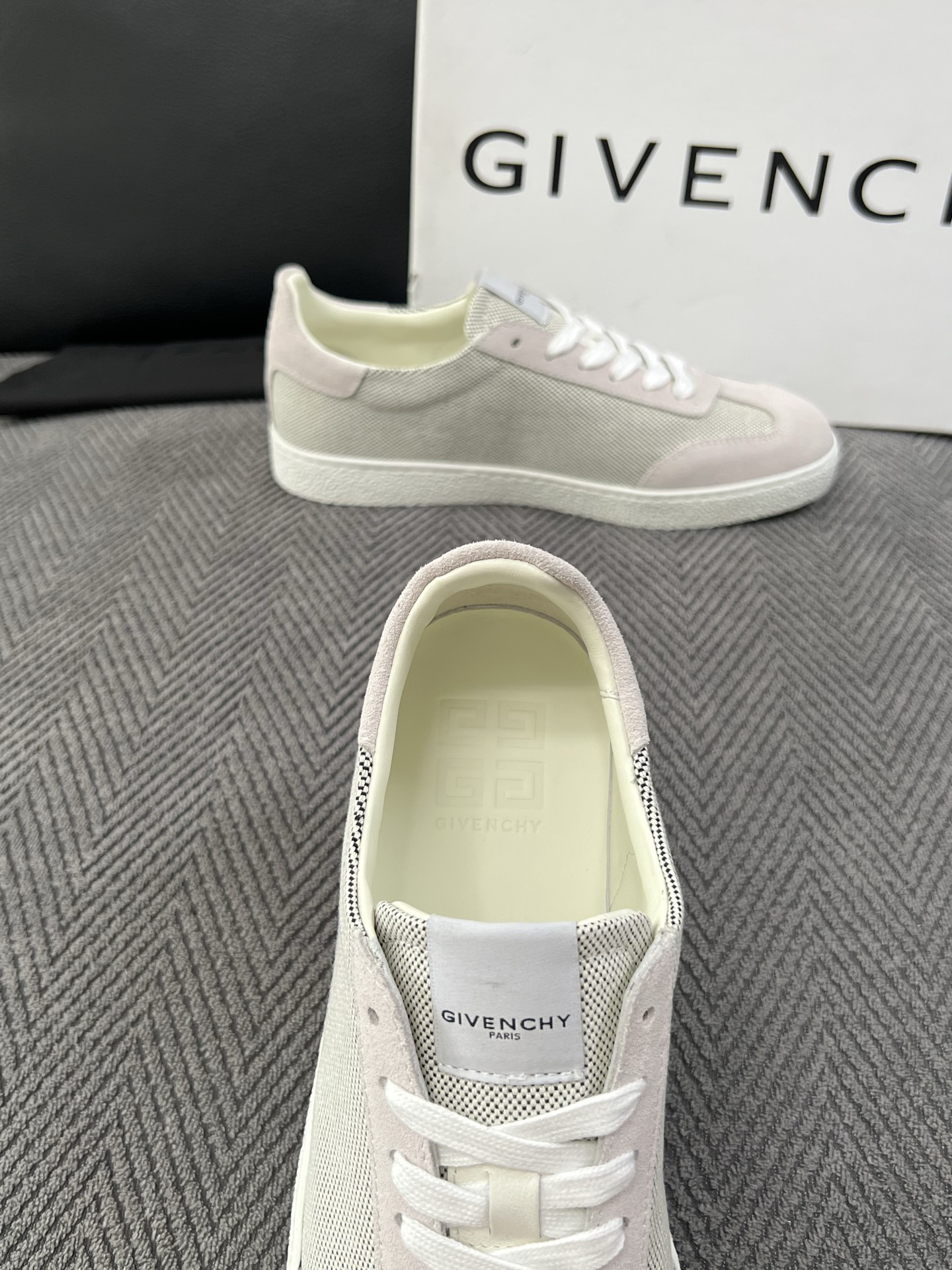 Givenchy 高品质  顶级工艺品  纪梵希  专柜同步原厂配置，意大利进口牛皮搭配面料，全鞋配件私模打造，柔软舒适
