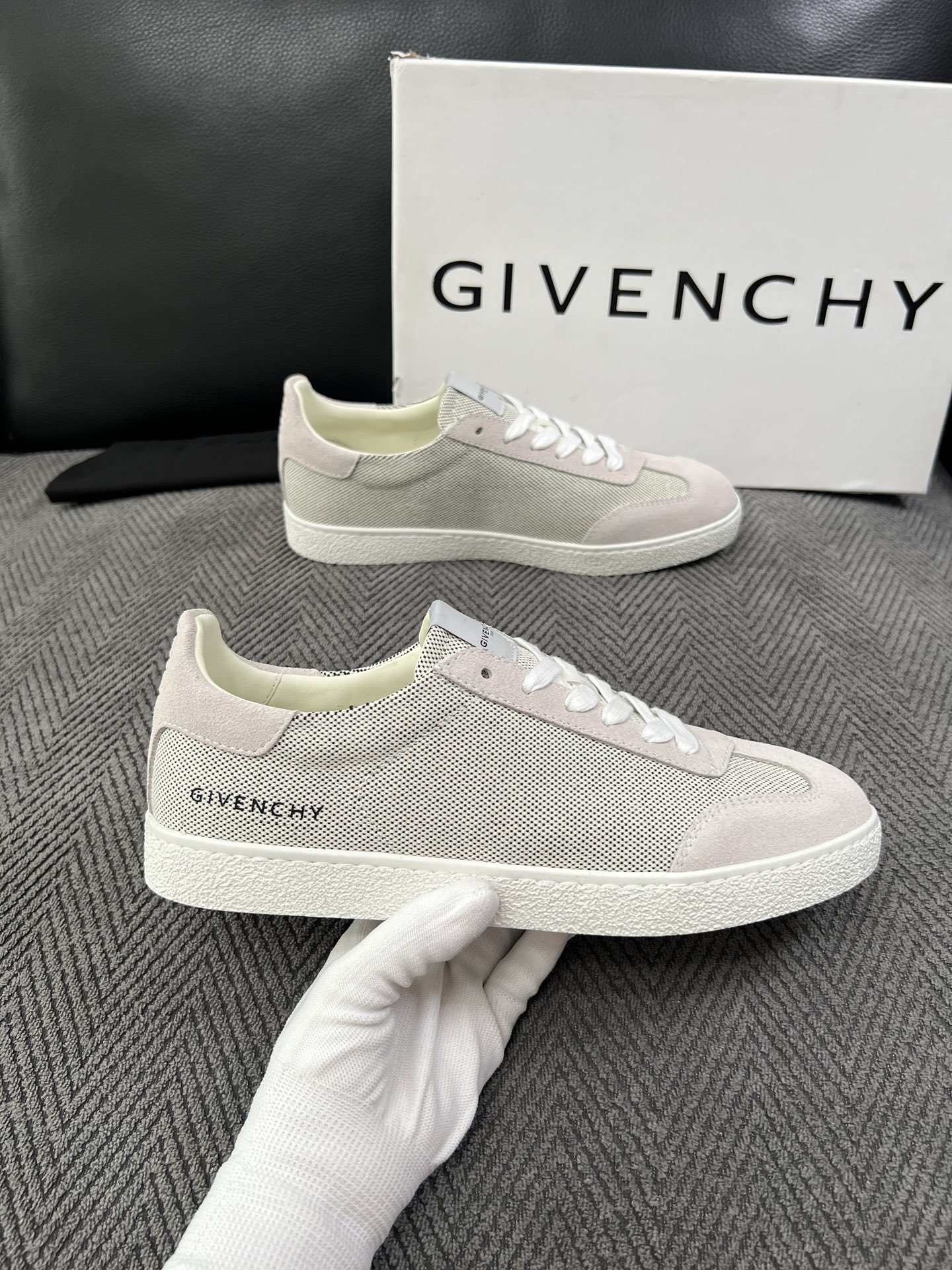 Givenchy 高品质  顶级工艺品  纪梵希  专柜同步原厂配置，意大利进口牛皮搭配面料，全鞋配件私模打造，柔软舒适