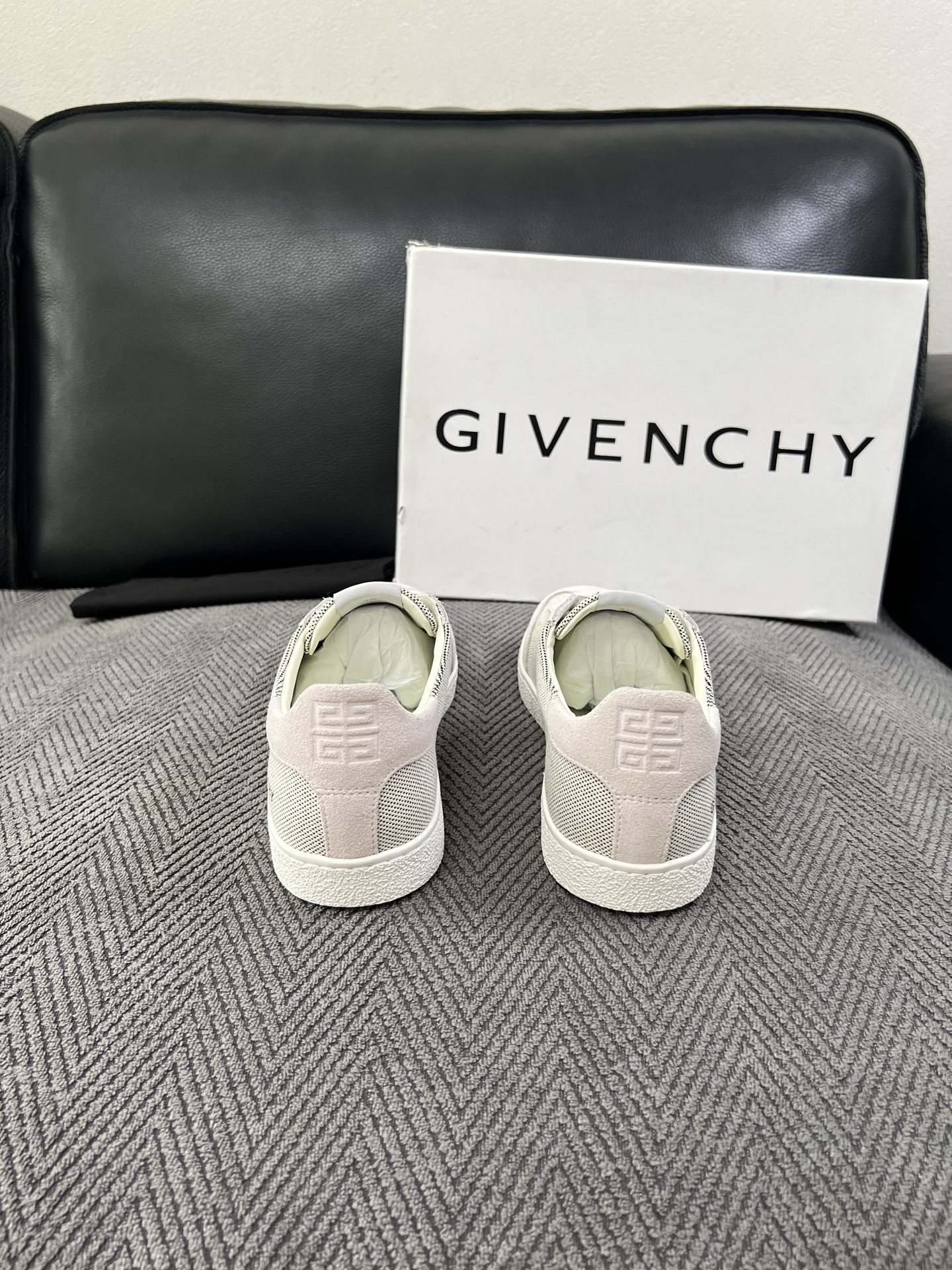 Givenchy 高品质  顶级工艺品  纪梵希  专柜同步原厂配置，意大利进口牛皮搭配面料，全鞋配件私模打造，柔软舒适