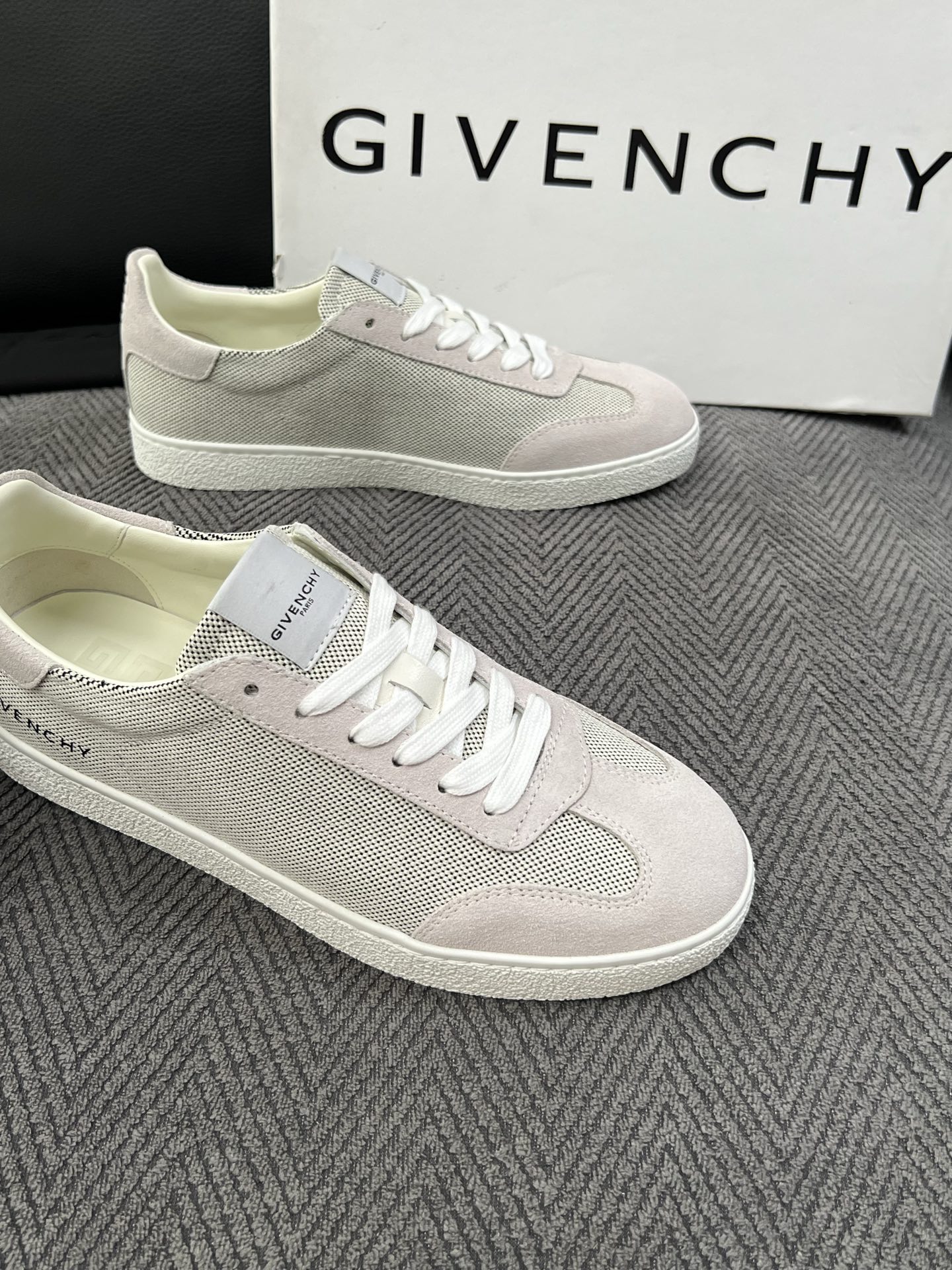Givenchy 高品质  顶级工艺品  纪梵希  专柜同步原厂配置，意大利进口牛皮搭配面料，全鞋配件私模打造，柔软舒适