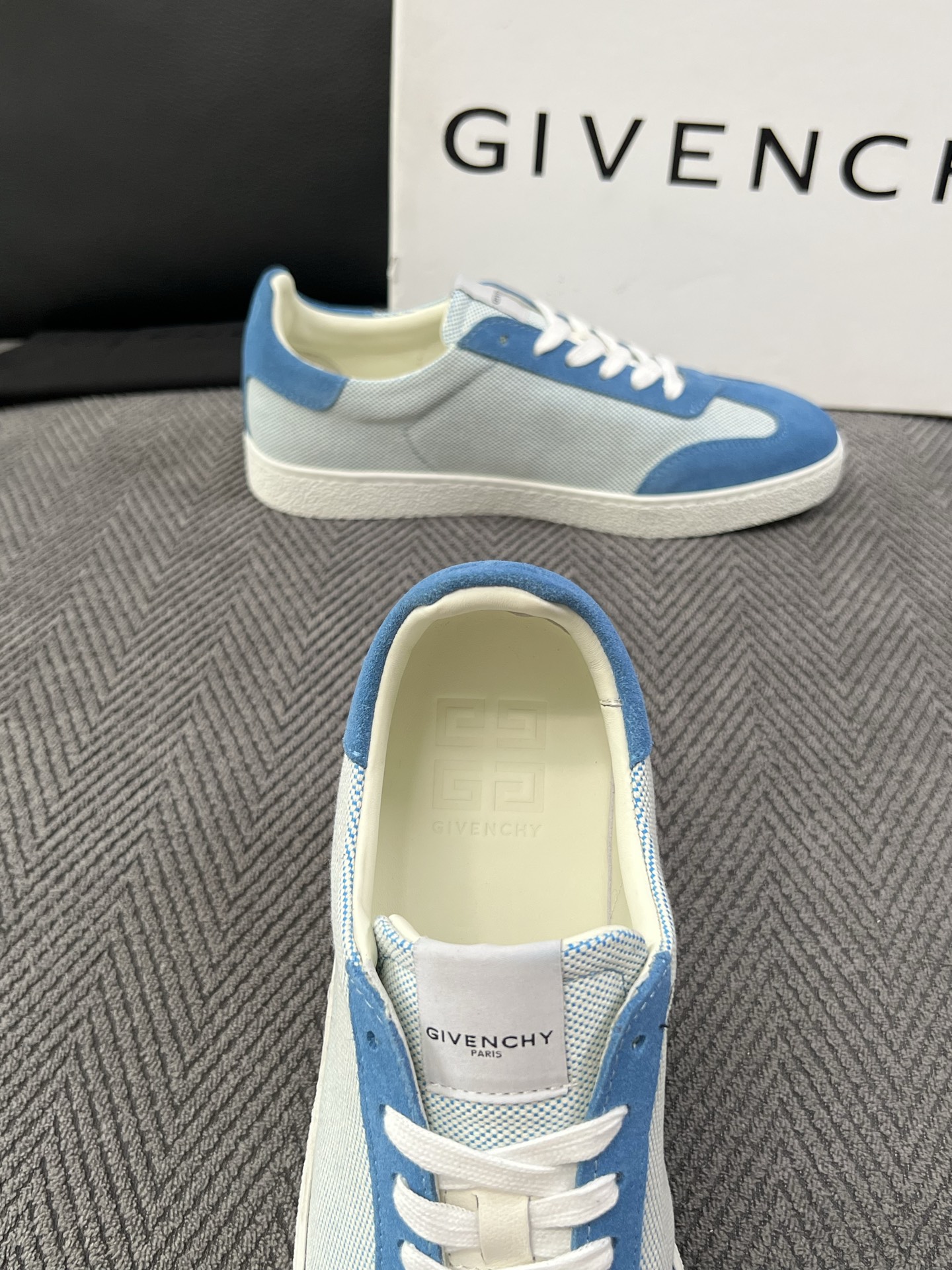 Givenchy 高品质  顶级工艺品  纪梵希  专柜同步原厂配置，意大利进口牛皮搭配面料，全鞋配件私模打造，柔软舒适