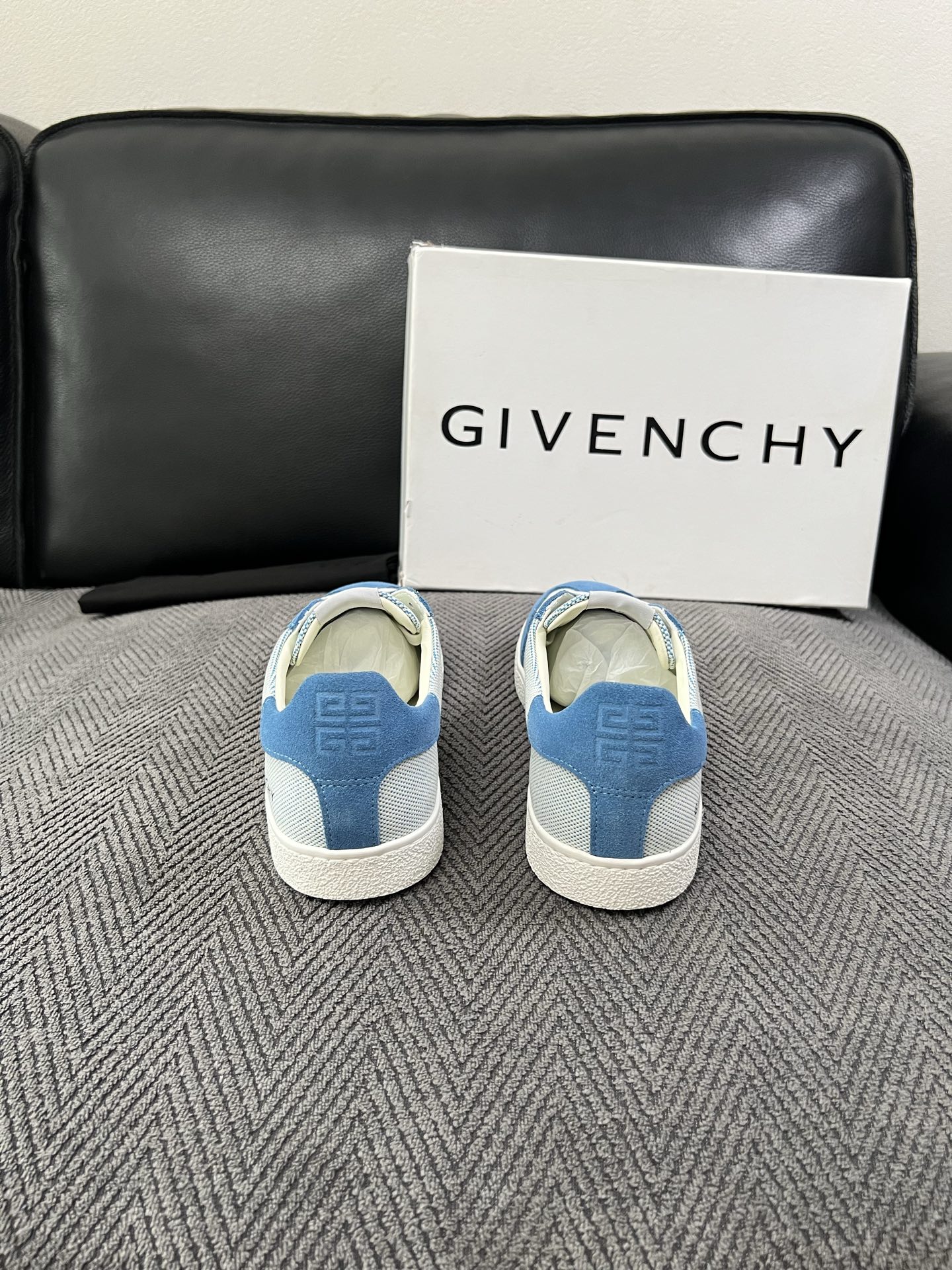 Givenchy 高品质  顶级工艺品  纪梵希  专柜同步原厂配置，意大利进口牛皮搭配面料，全鞋配件私模打造，柔软舒适
