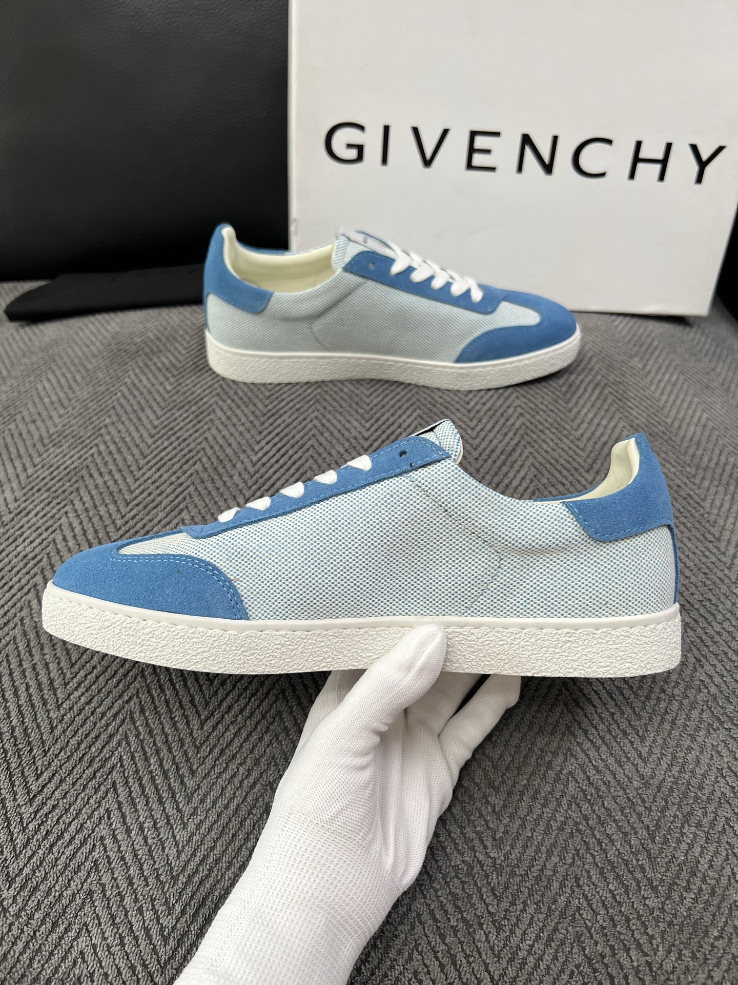 Givenchy 高品质  顶级工艺品  纪梵希  专柜同步原厂配置，意大利进口牛皮搭配面料，全鞋配件私模打造，柔软舒适