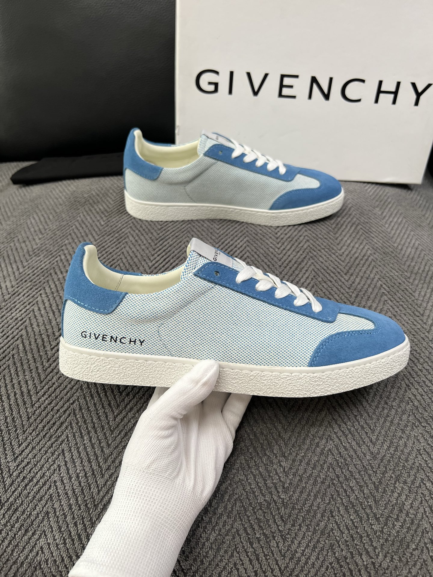 Givenchy 高品质  顶级工艺品  纪梵希  专柜同步原厂配置，意大利进口牛皮搭配面料，全鞋配件私模打造，柔软舒适