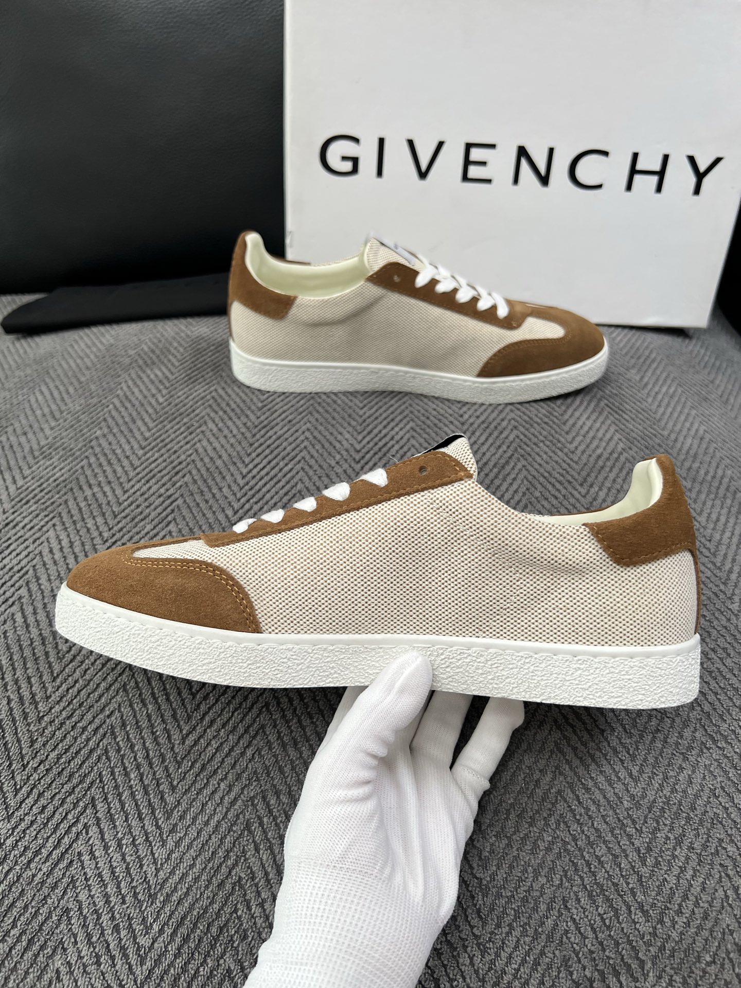 Givenchy 高品质  顶级工艺品  纪梵希  专柜同步原厂配置，意大利进口牛皮搭配面料，全鞋配件私模打造，柔软舒适