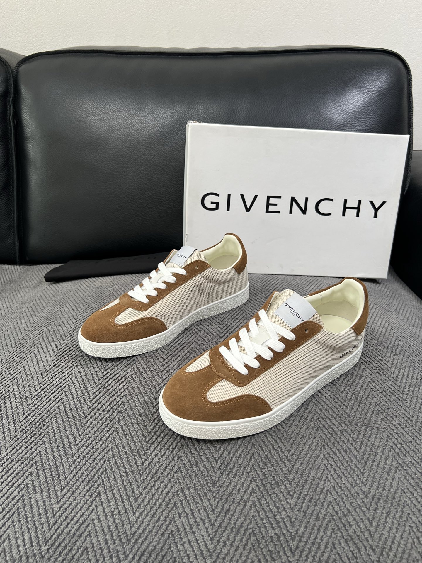 Givenchy 高品质  顶级工艺品  纪梵希  专柜同步原厂配置，意大利进口牛皮搭配面料，全鞋配件私模打造，柔软舒适