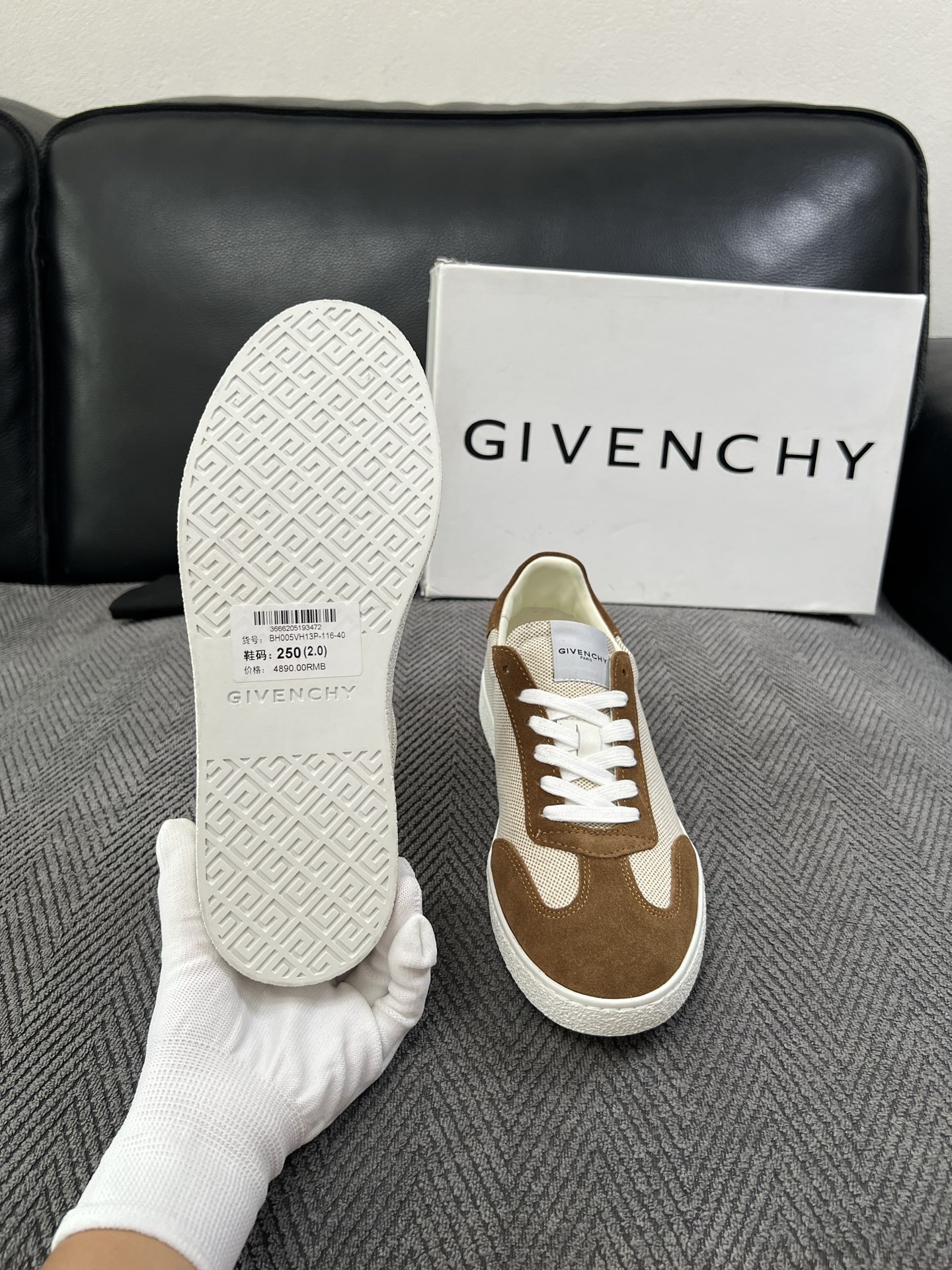 Givenchy 高品质  顶级工艺品  纪梵希  专柜同步原厂配置，意大利进口牛皮搭配面料，全鞋配件私模打造，柔软舒适