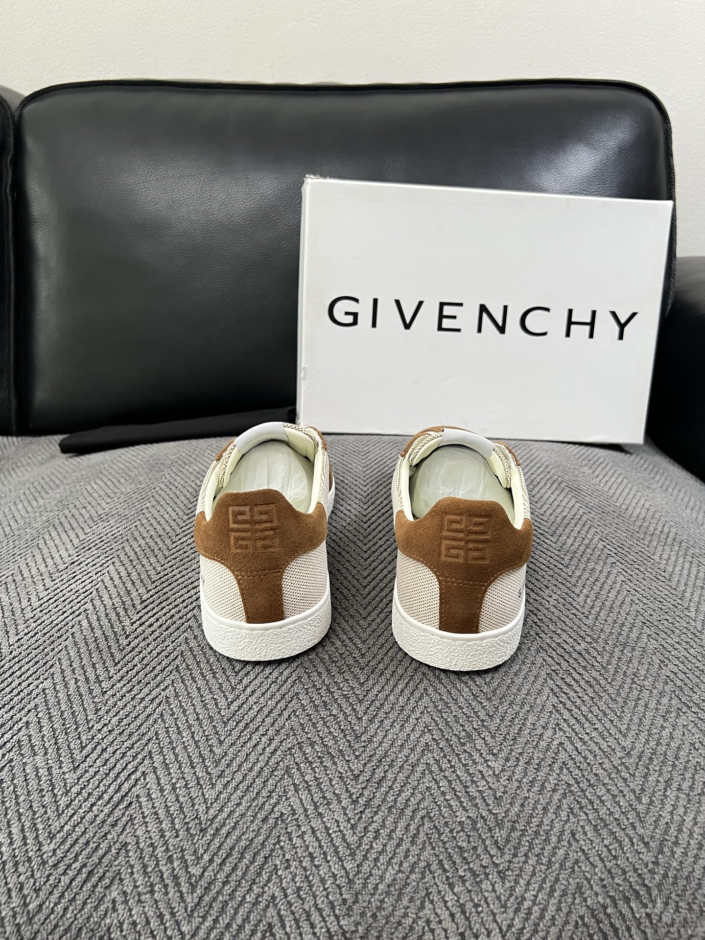 Givenchy 高品质  顶级工艺品  纪梵希  专柜同步原厂配置，意大利进口牛皮搭配面料，全鞋配件私模打造，柔软舒适