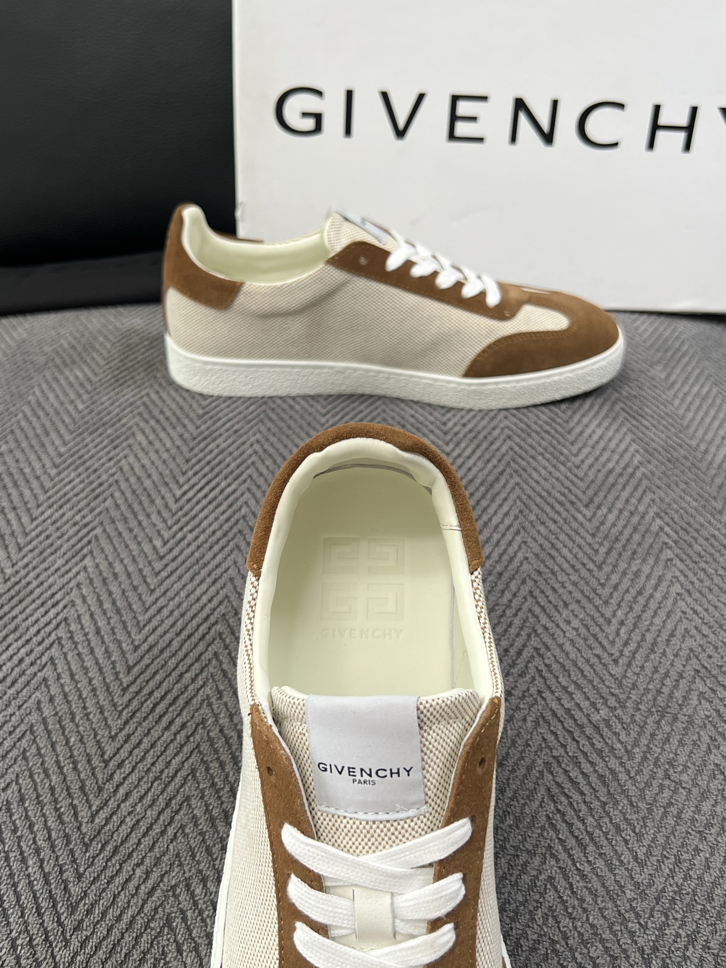 Givenchy 高品质  顶级工艺品  纪梵希  专柜同步原厂配置，意大利进口牛皮搭配面料，全鞋配件私模打造，柔软舒适