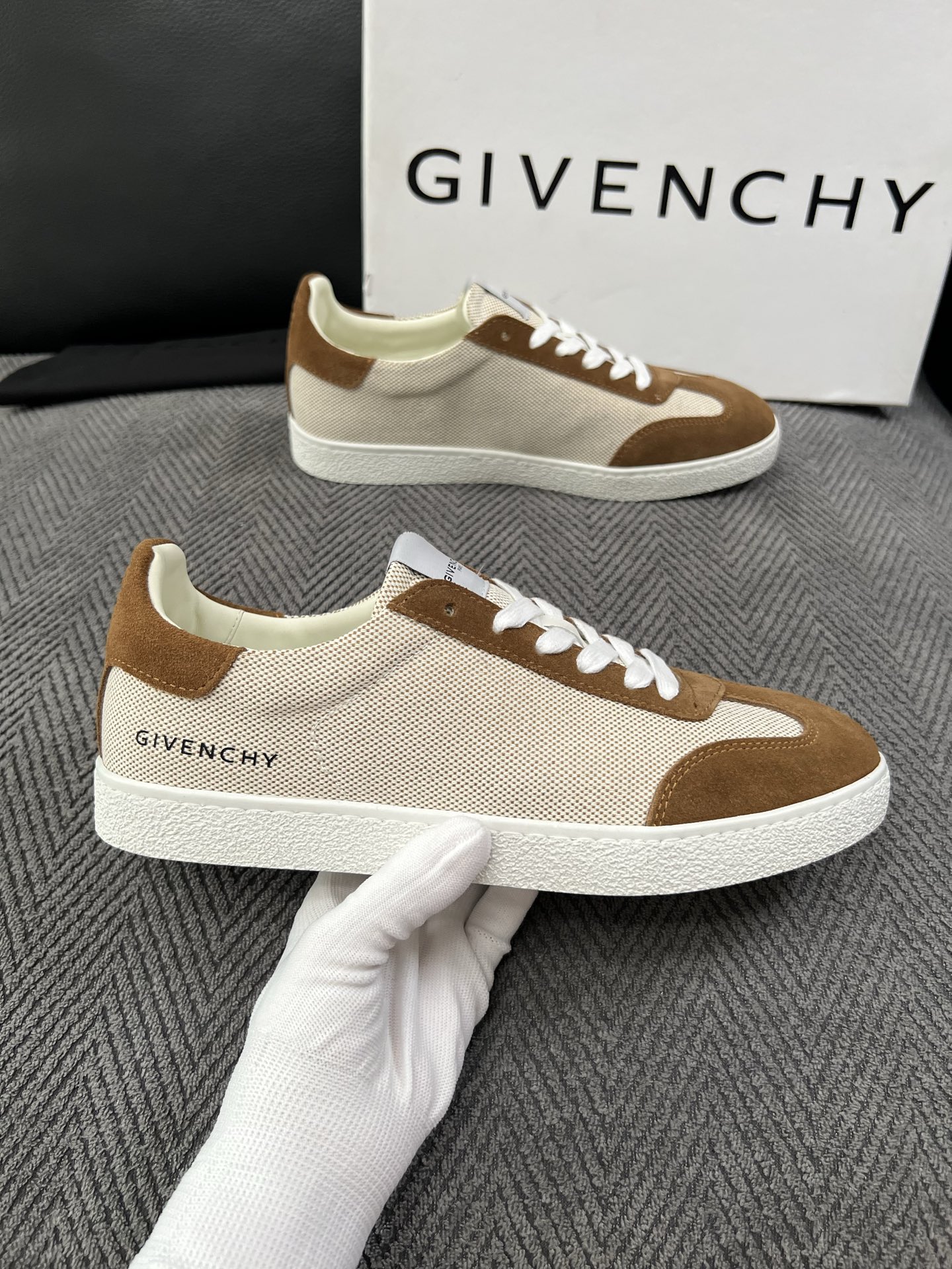 Givenchy 高品质  顶级工艺品  纪梵希  专柜同步原厂配置，意大利进口牛皮搭配面料，全鞋配件私模打造，柔软舒适