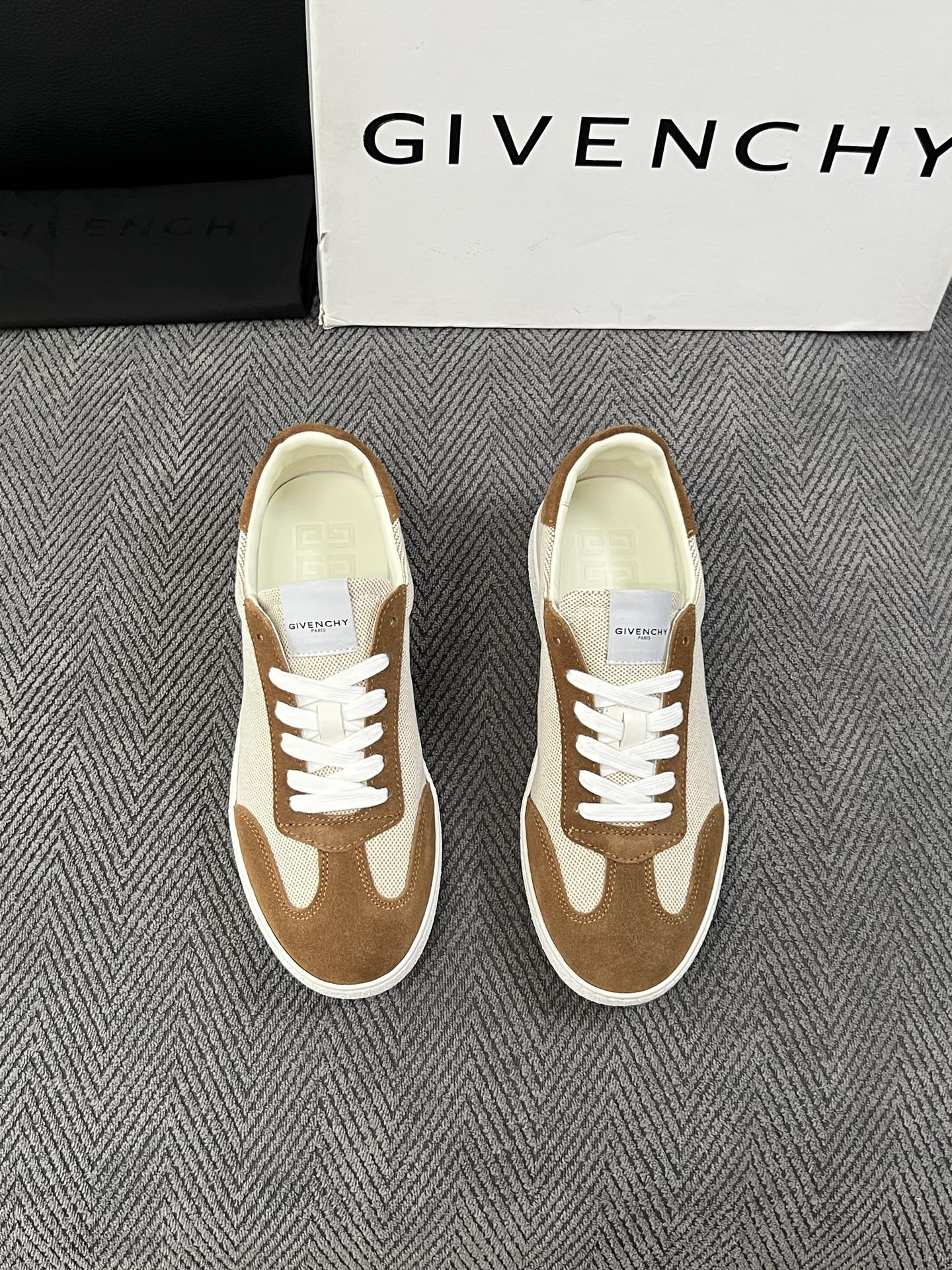 Givenchy 高品质  顶级工艺品  纪梵希  专柜同步原厂配置，意大利进口牛皮搭配面料，全鞋配件私模打造，柔软舒适