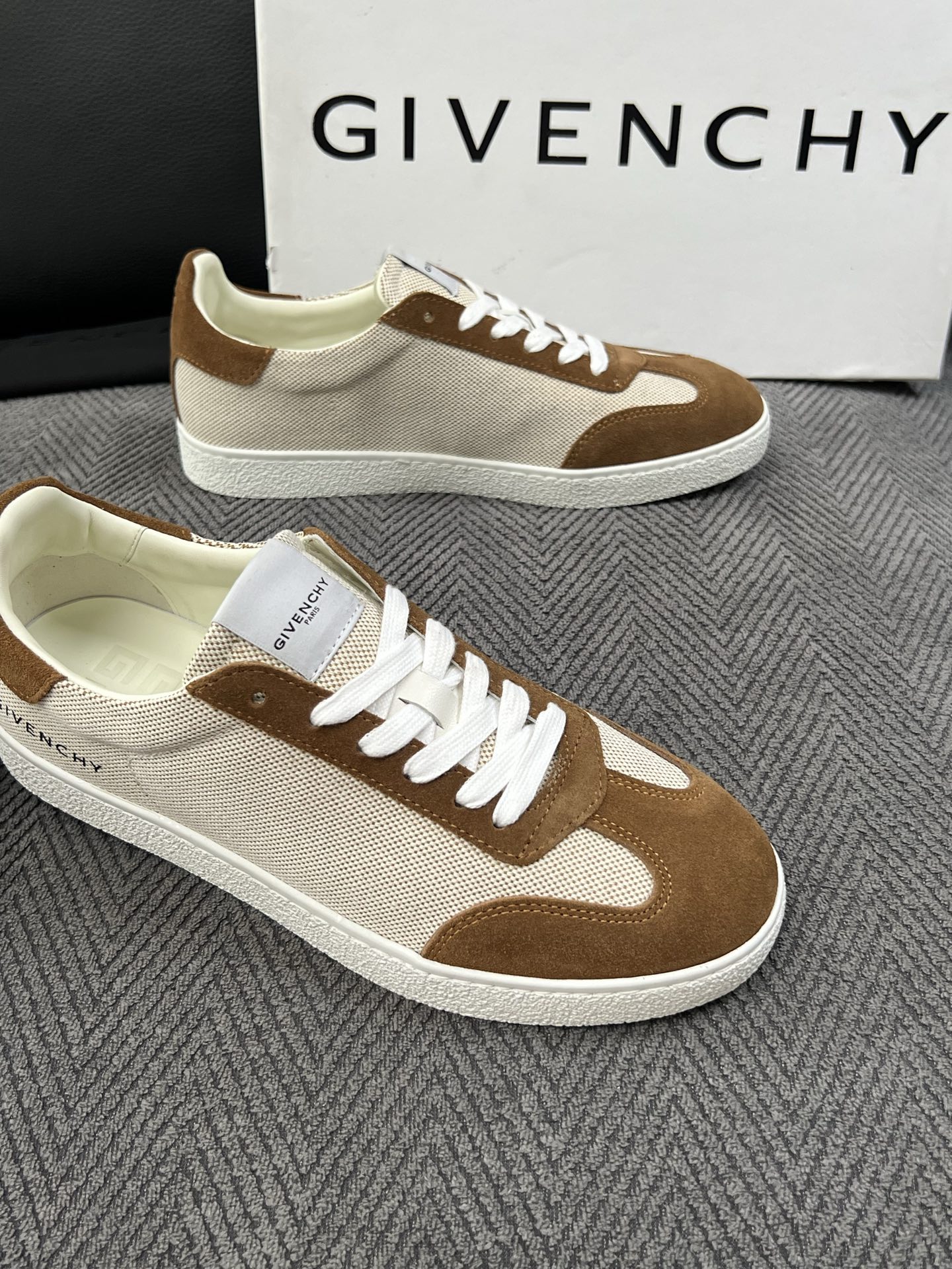 Givenchy 高品质  顶级工艺品  纪梵希  专柜同步原厂配置，意大利进口牛皮搭配面料，全鞋配件私模打造，柔软舒适