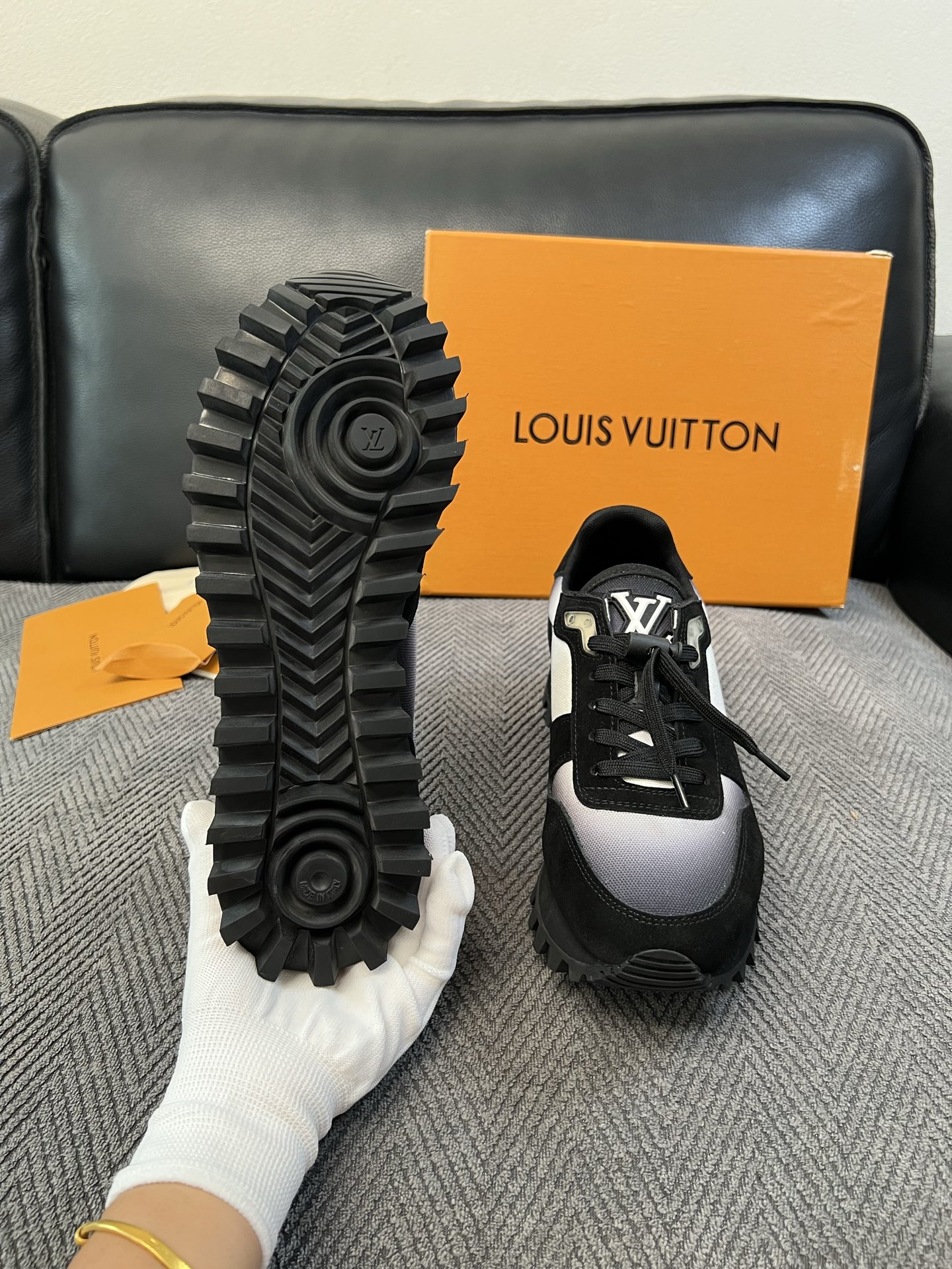 Lv  高品质  顶级工艺品  路易威登，运动板鞋专柜同步，鞋面意大利进口，高品质拼接缤纷色彩复杂工艺品，进口牛里垫柔软