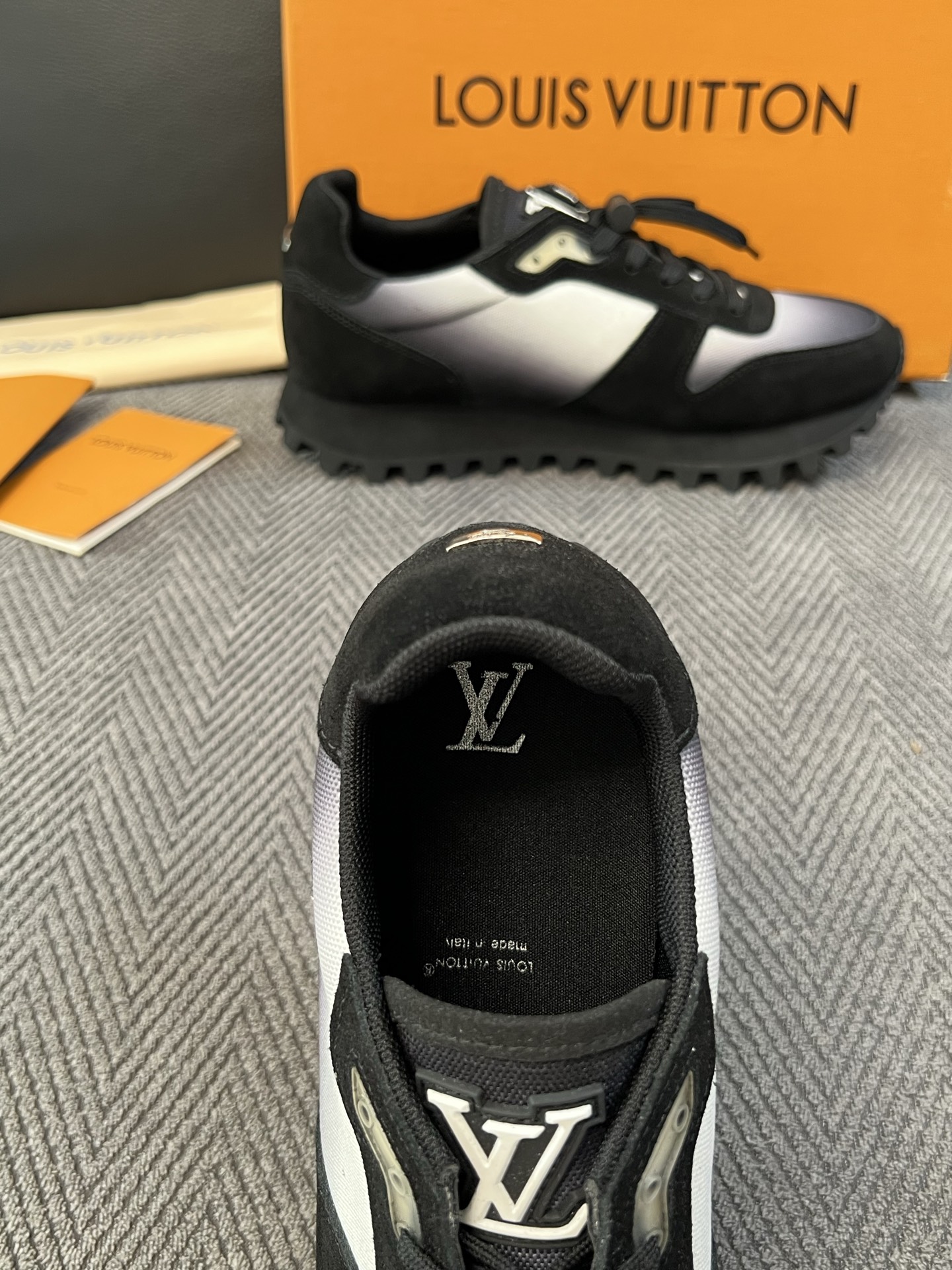 Lv  高品质  顶级工艺品  路易威登，运动板鞋专柜同步，鞋面意大利进口，高品质拼接缤纷色彩复杂工艺品，进口牛里垫柔软