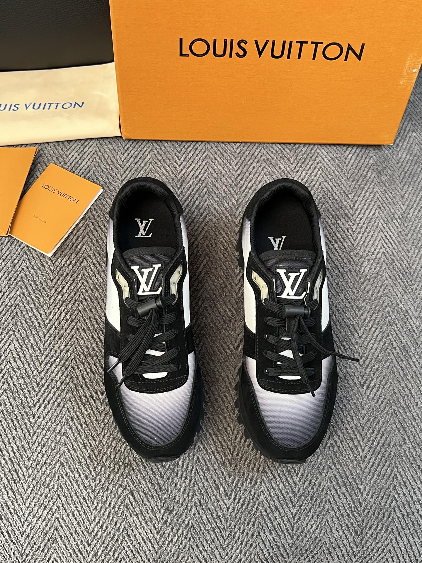 Lv  高品质  顶级工艺品  路易威登，运动板鞋专柜同步，鞋面意大利进口，高品质拼接缤纷色彩复杂工艺品，进口牛里垫柔软