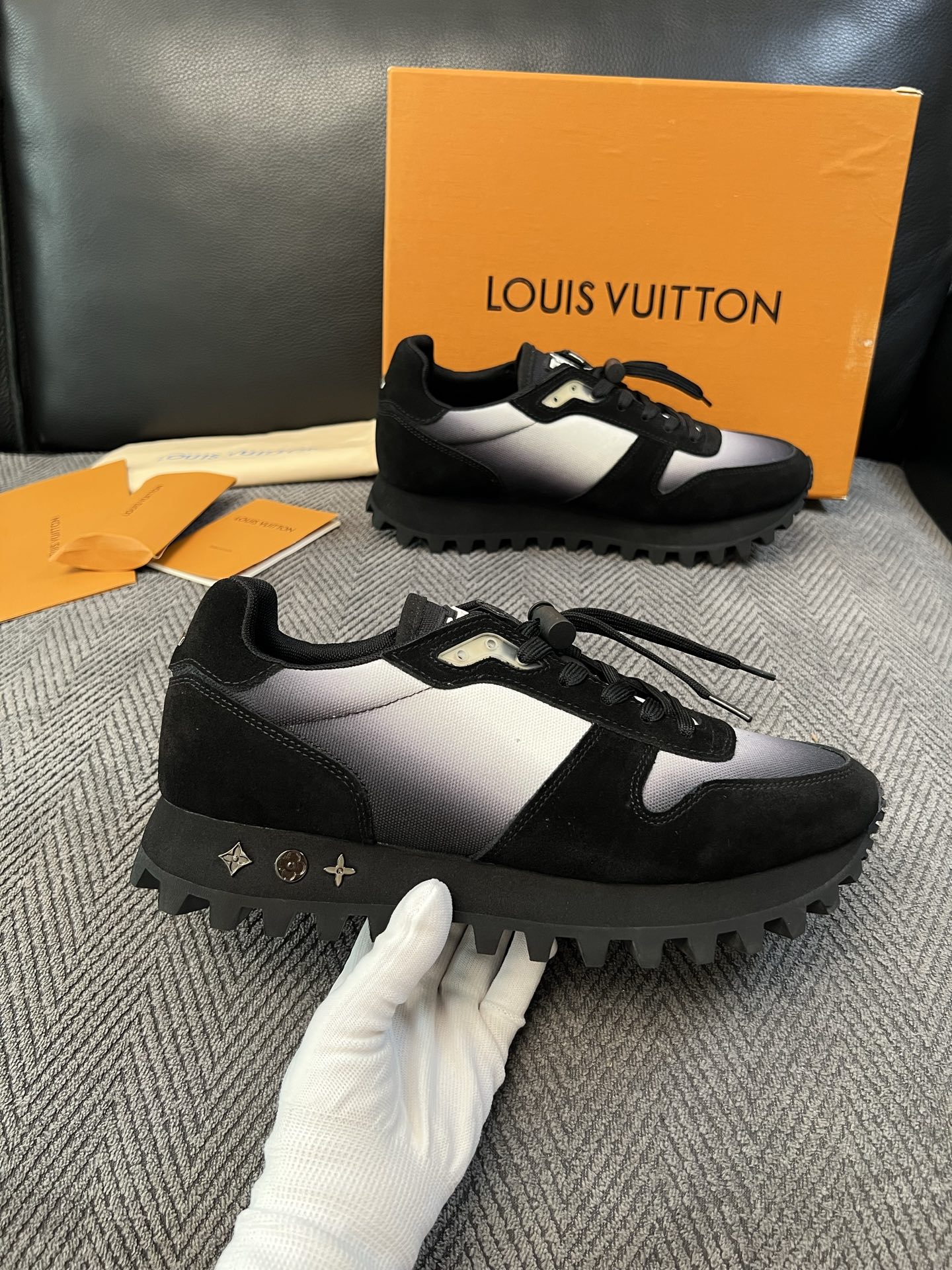 Lv  高品质  顶级工艺品  路易威登，运动板鞋专柜同步，鞋面意大利进口，高品质拼接缤纷色彩复杂工艺品，进口牛里垫柔软