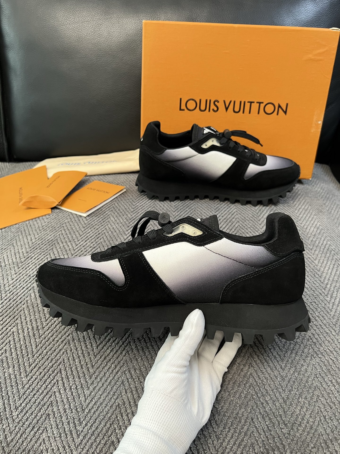 Lv  高品质  顶级工艺品  路易威登，运动板鞋专柜同步，鞋面意大利进口，高品质拼接缤纷色彩复杂工艺品，进口牛里垫柔软