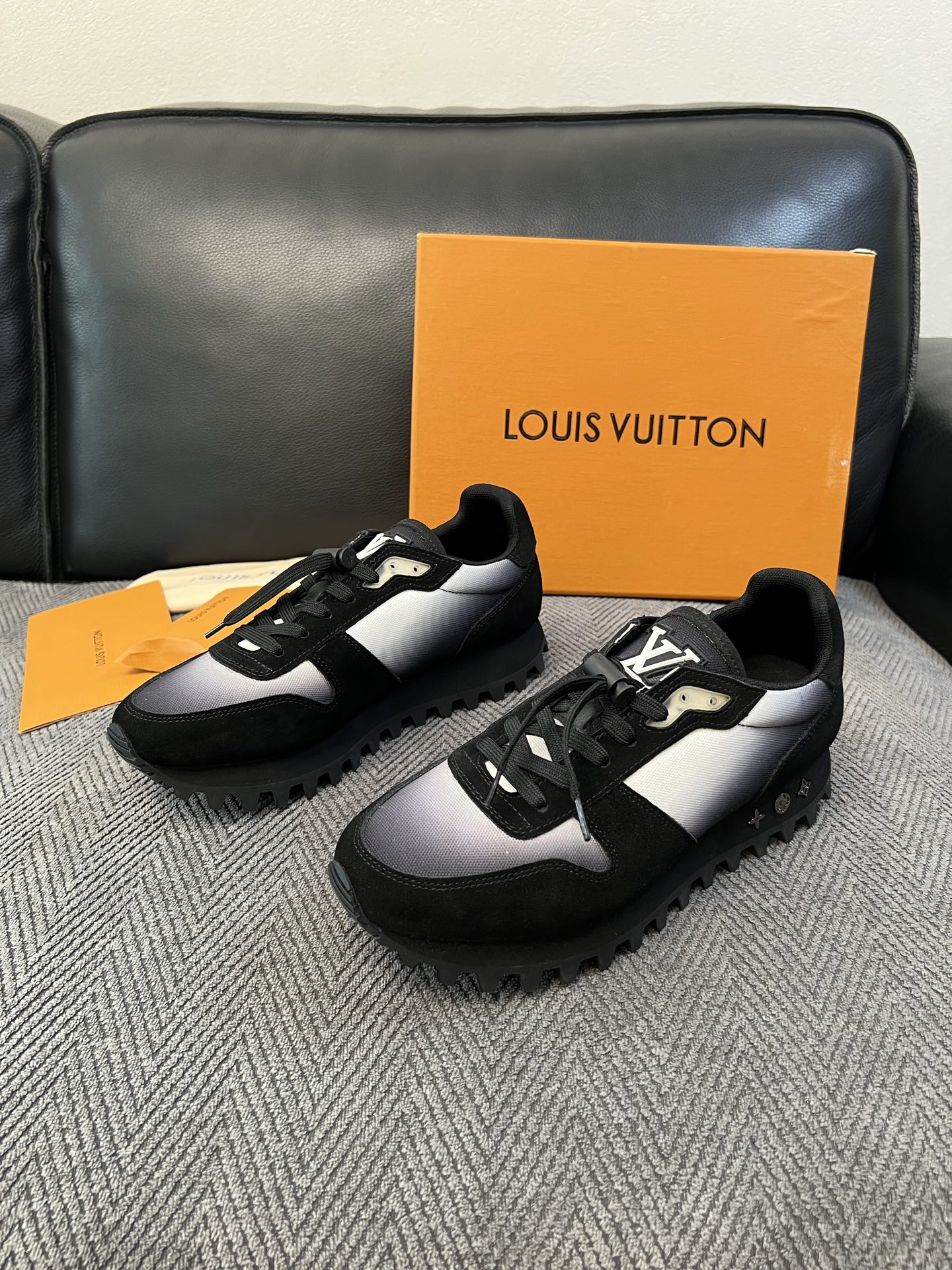 Lv  高品质  顶级工艺品  路易威登，运动板鞋专柜同步，鞋面意大利进口，高品质拼接缤纷色彩复杂工艺品，进口牛里垫柔软