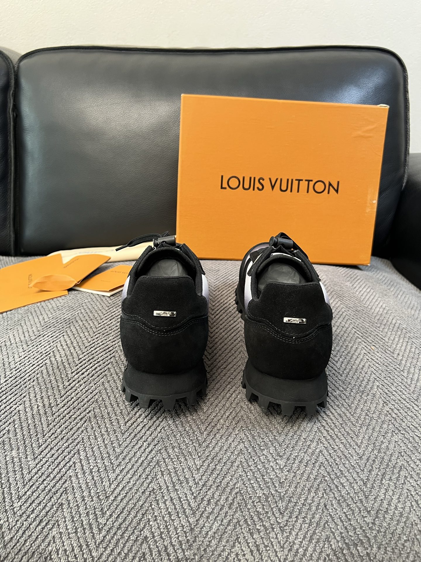 Lv  高品质  顶级工艺品  路易威登，运动板鞋专柜同步，鞋面意大利进口，高品质拼接缤纷色彩复杂工艺品，进口牛里垫柔软