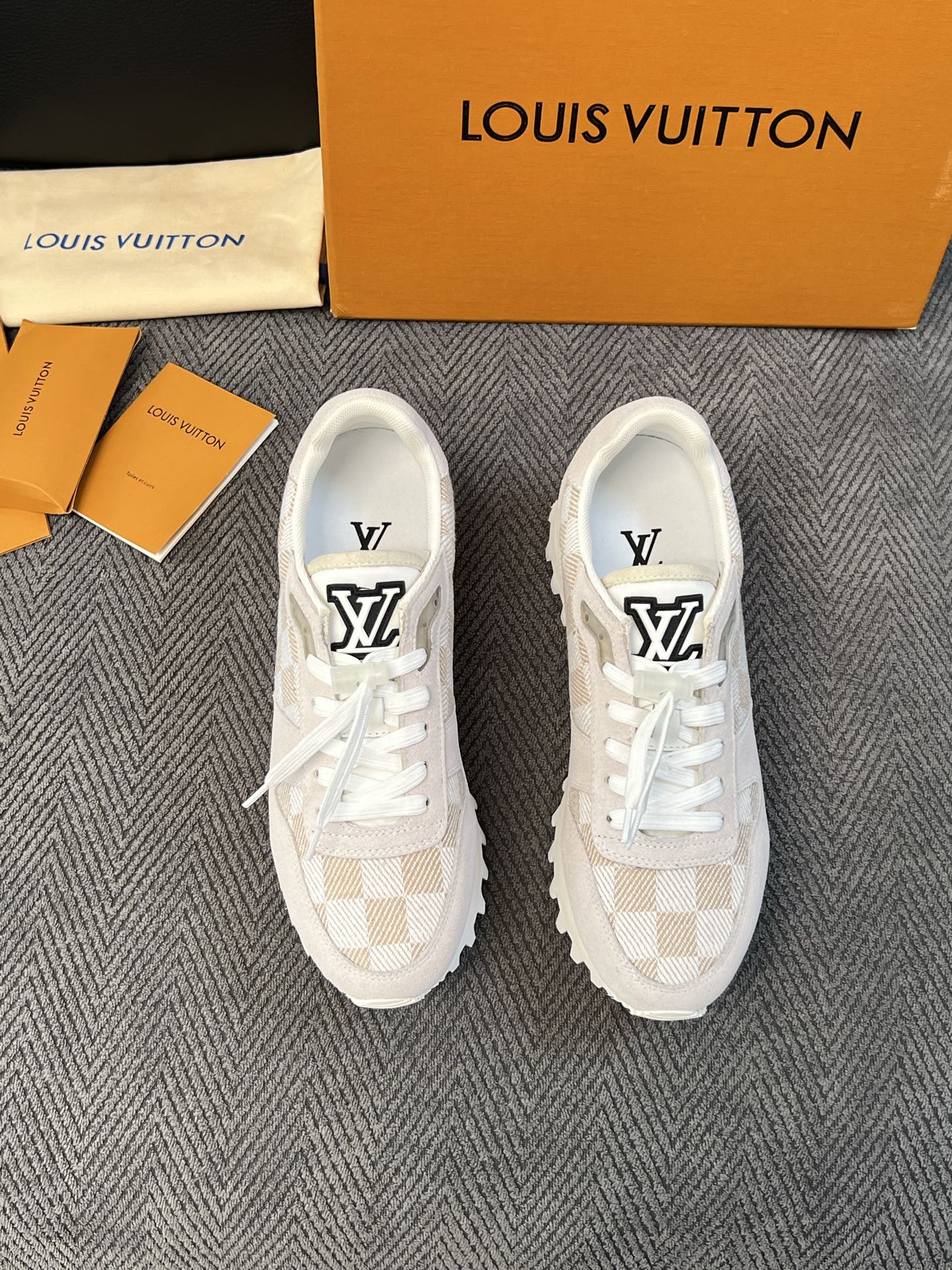 Lv  高品质  顶级工艺品  路易威登，运动板鞋专柜同步，鞋面意大利进口，高品质拼接缤纷色彩复杂工艺品，进口牛里垫柔软