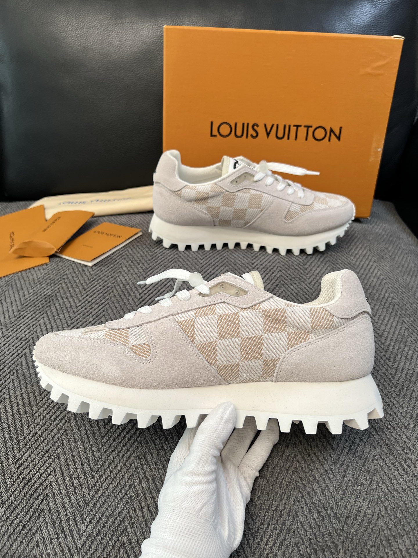 Lv  高品质  顶级工艺品  路易威登，运动板鞋专柜同步，鞋面意大利进口，高品质拼接缤纷色彩复杂工艺品，进口牛里垫柔软