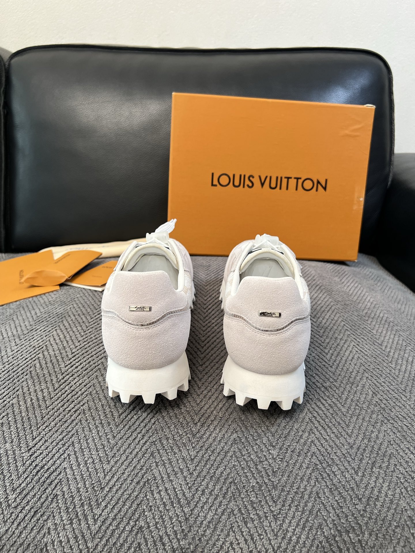 Lv  高品质  顶级工艺品  路易威登，运动板鞋专柜同步，鞋面意大利进口，高品质拼接缤纷色彩复杂工艺品，进口牛里垫柔软