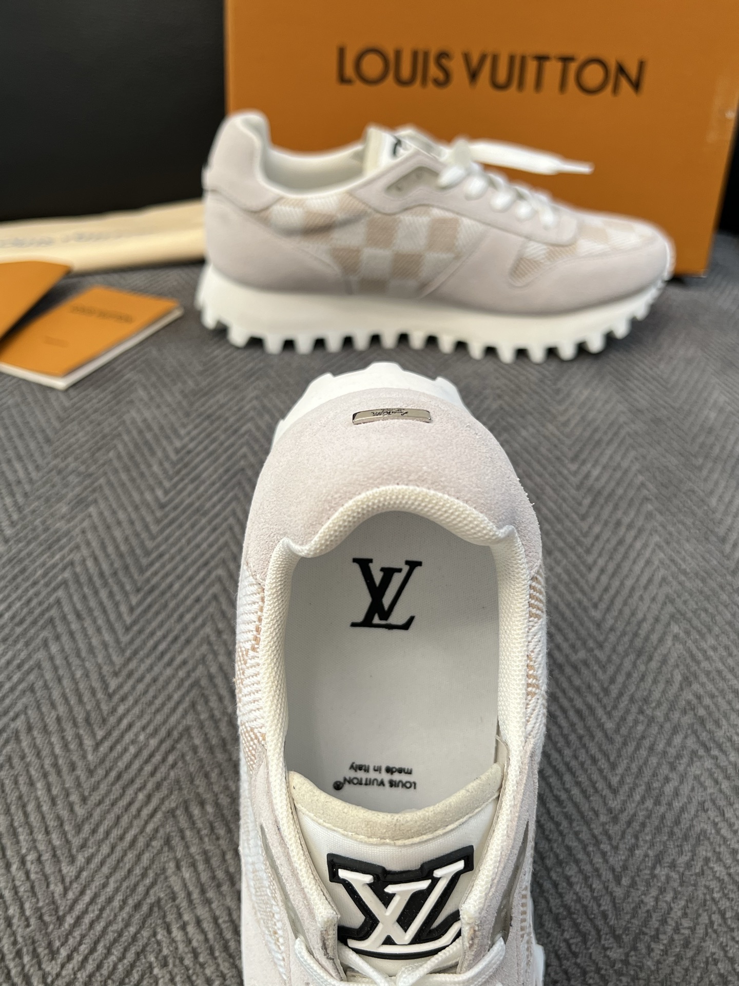 Lv  高品质  顶级工艺品  路易威登，运动板鞋专柜同步，鞋面意大利进口，高品质拼接缤纷色彩复杂工艺品，进口牛里垫柔软