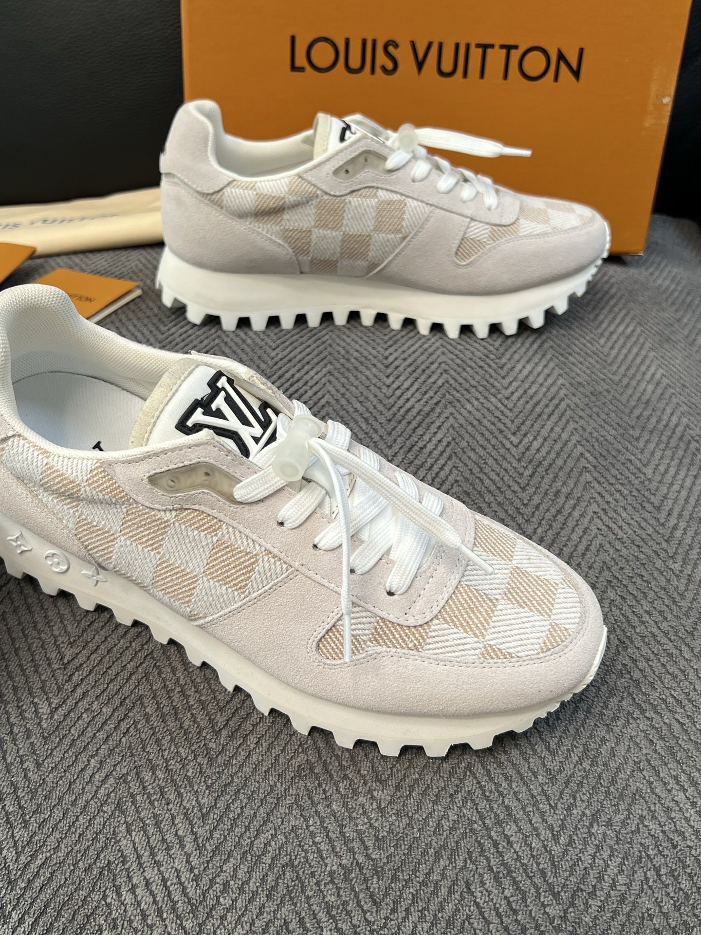 Lv  高品质  顶级工艺品  路易威登，运动板鞋专柜同步，鞋面意大利进口，高品质拼接缤纷色彩复杂工艺品，进口牛里垫柔软