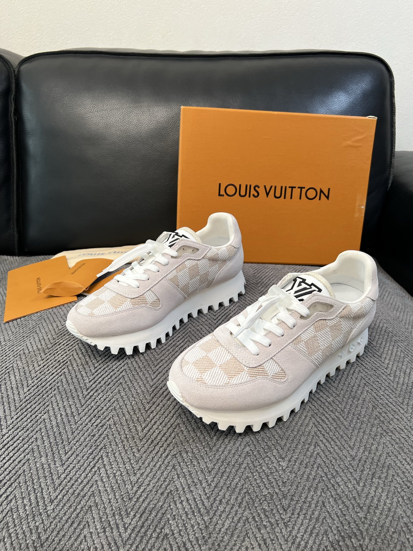 Lv  高品质  顶级工艺品  路易威登，运动板鞋专柜同步，鞋面意大利进口，高品质拼接缤纷色彩复杂工艺品，进口牛里垫柔软