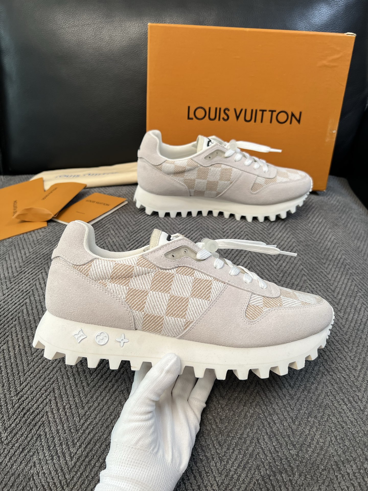 Lv  高品质  顶级工艺品  路易威登，运动板鞋专柜同步，鞋面意大利进口，高品质拼接缤纷色彩复杂工艺品，进口牛里垫柔软