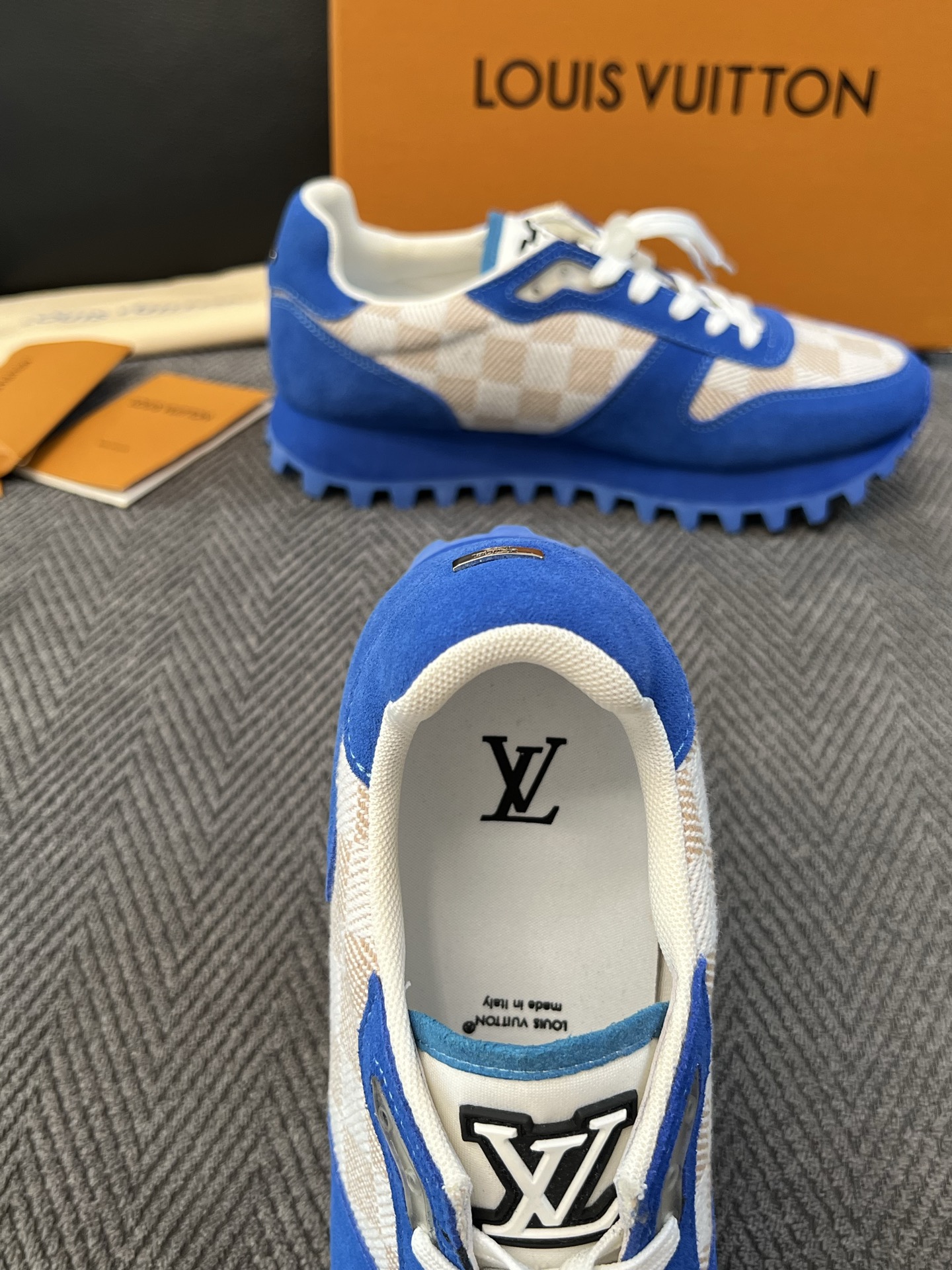 Lv  高品质  顶级工艺品  路易威登，运动板鞋专柜同步，鞋面意大利进口，高品质拼接缤纷色彩复杂工艺品，进口牛里垫柔软