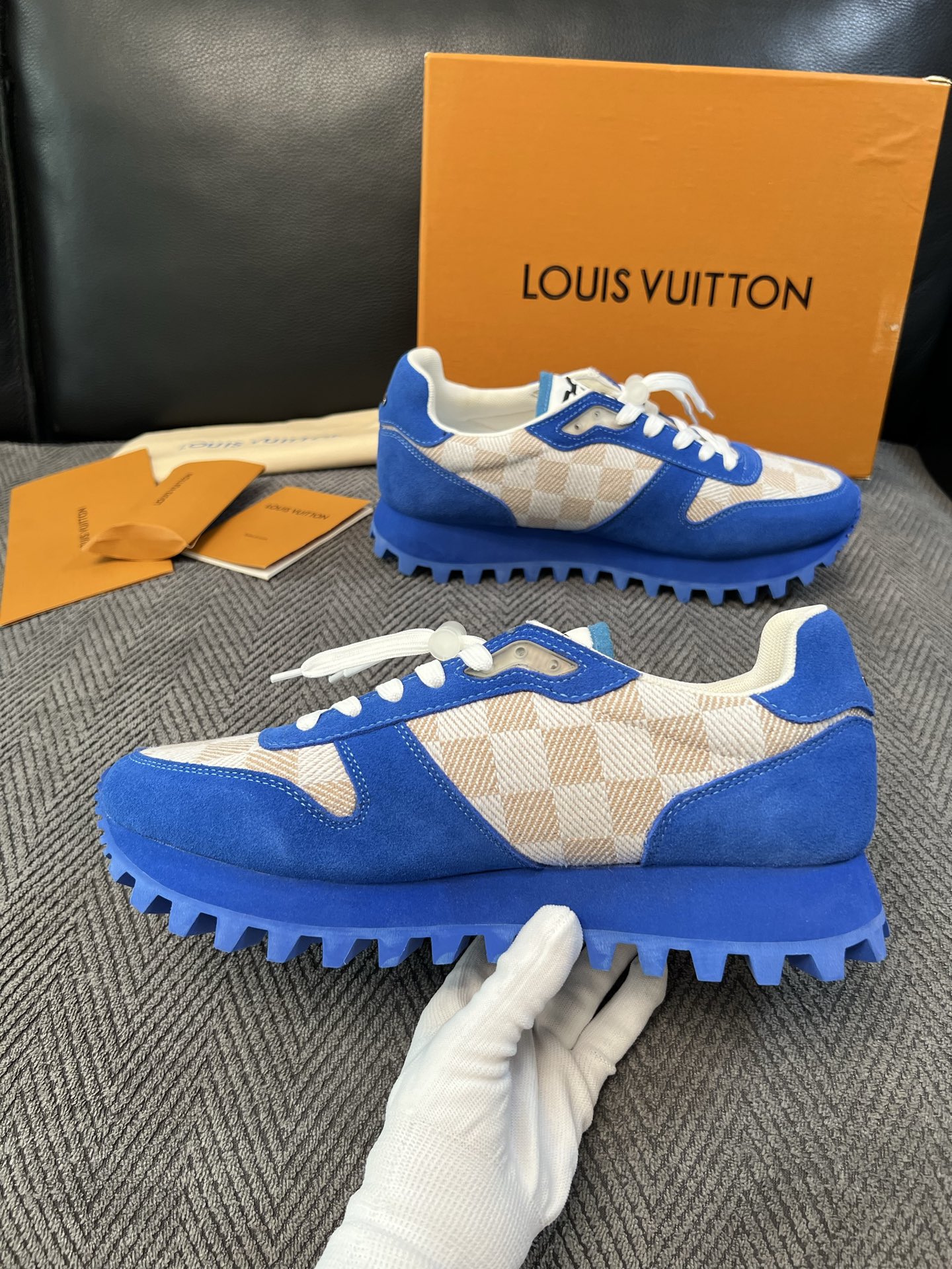 Lv  高品质  顶级工艺品  路易威登，运动板鞋专柜同步，鞋面意大利进口，高品质拼接缤纷色彩复杂工艺品，进口牛里垫柔软